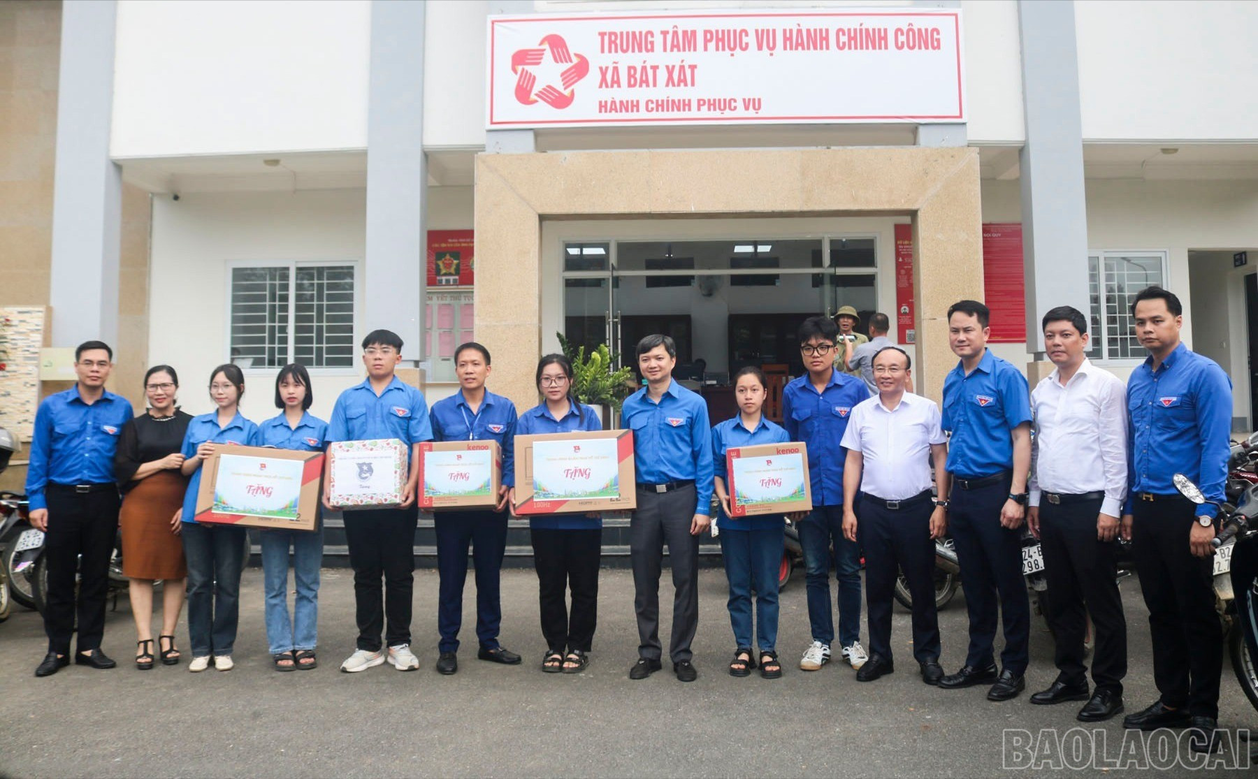 Đoàn công tác của Trung ương Đoàn TNCS Hồ Chí Minh tặng quà cho đội thanh niên tình nguyện xã Bát Xát. baolaocai-br_tang-qua-cho-doi-thanh-nien-tinh-nguyen-xa-bat-xat-1448.jpg