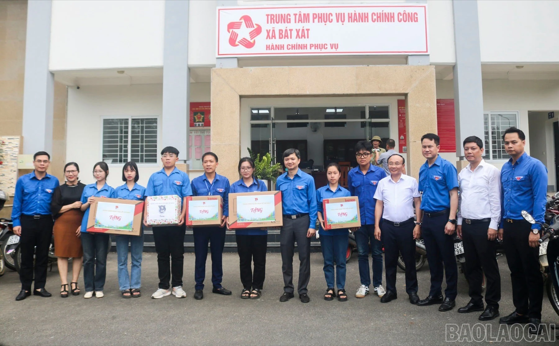 baolaocai-br_tang-qua-cho-doi-thanh-nien-tinh-nguyen-xa-bat-xat-1448.jpg