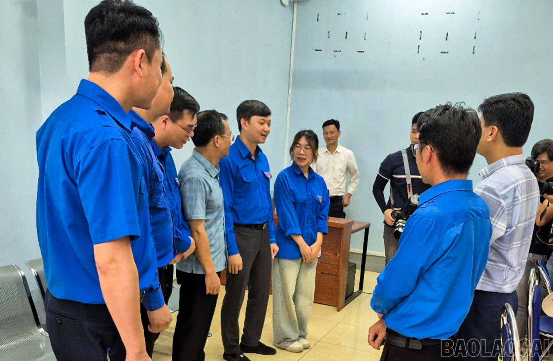 Bí thư Trung ương Đoàn Nguyễn Minh Triết (thứ 5 từ trái sang) thăm hỏi, động viên đội thanh niên tình nguyện xã Trịnh Tường. baolaocai-br_tham-hoi-dong-vien-thanh-vien-doi-thanh-nien-tinh-nguyen-xa-trinh-tuong-3443.jpg
