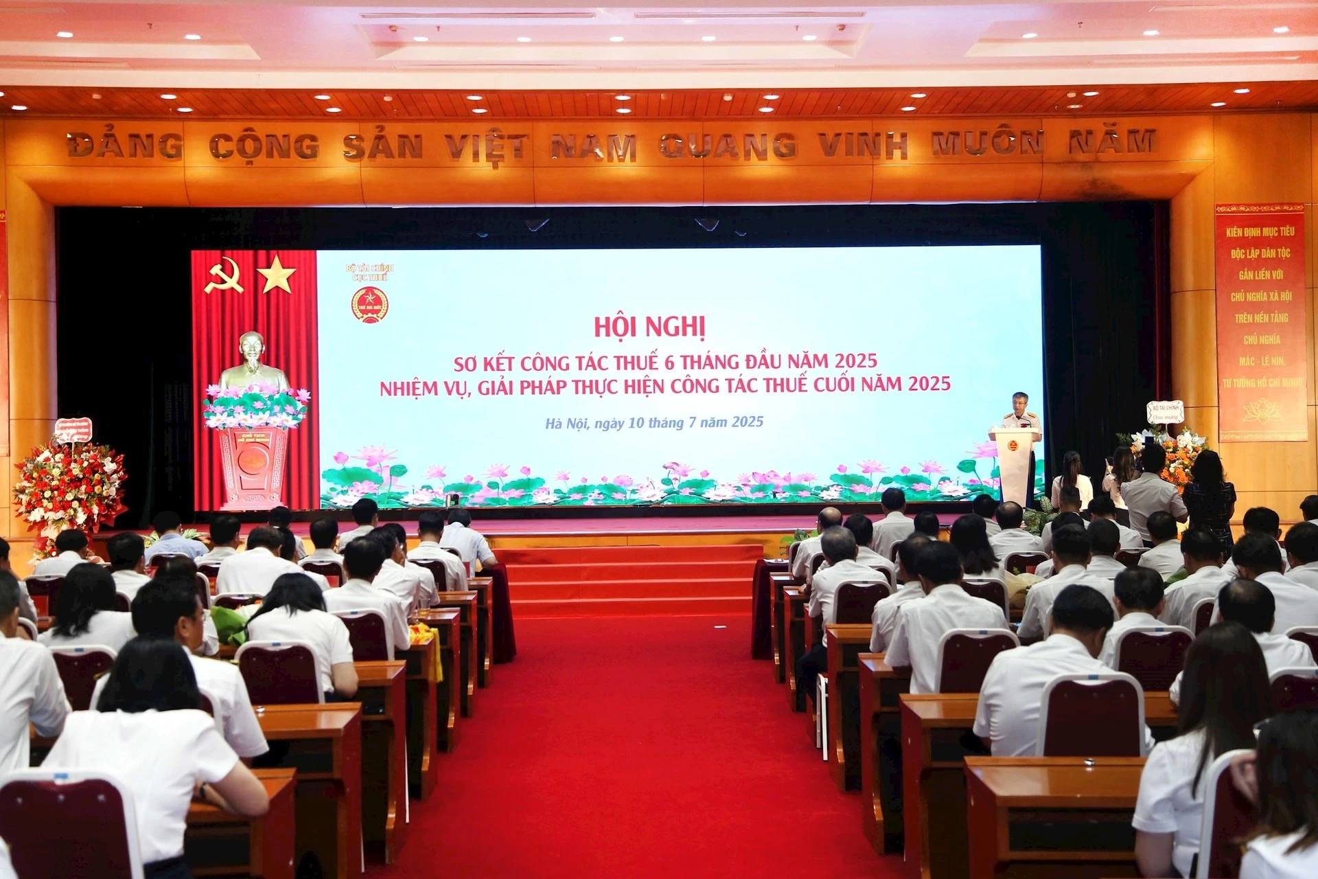 Toàn cảnh hội nghị.