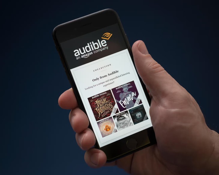 Audible - nền tảng sách nói thuộc sở hữu của Amazon - gần đây đã triển khai công nghệ sản xuất sách nói tích hợp AI làm dấy lên sự lo lắng trong giới xuất bản toàn cầu Audible - nền tảng sách nói thuộc sở hữu của Amazon - gần đây đã triển khai công nghệ sản xuất sách nói tích hợp AI làm dấy lên sự lo lắng trong giới xuất bản toàn cầu