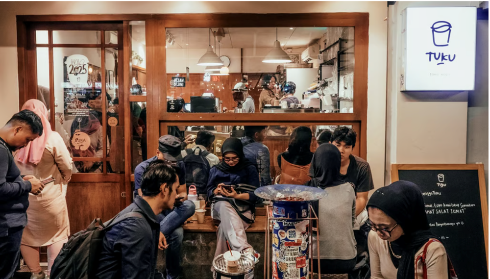 Một chi nhánh quán cà phê Kopi Tuku ở Jakarta. Một chi nhánh quán cà phê Kopi Tuku ở Jakarta.