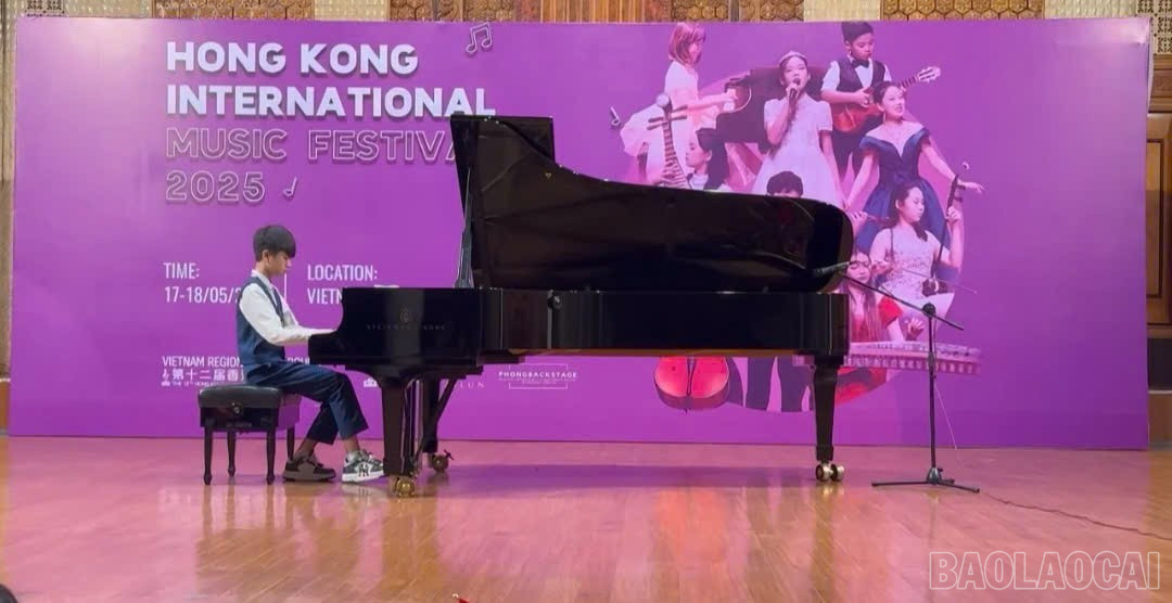Thí sinh Nguyễn Đức Minh tham gia thi môn Piano ở bảng không chuyên. baolaocai-br_z6630015684872-58034c78ca13dbe9e896e560838bd89e.jpg