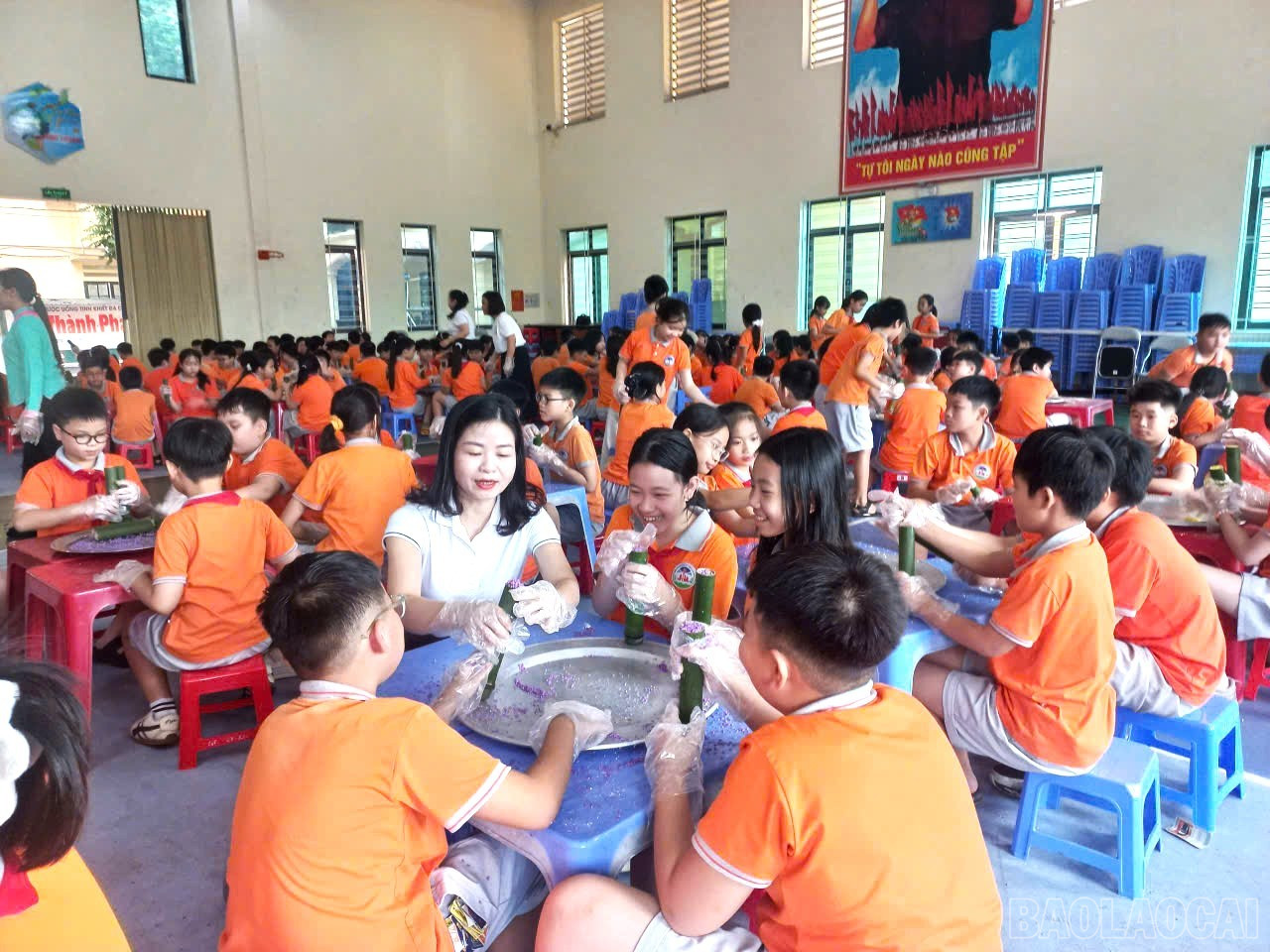 Các em học sinh hào hứng thực hành các công đoạn làm cơm lam. baolaocai-br_4-8285.jpg