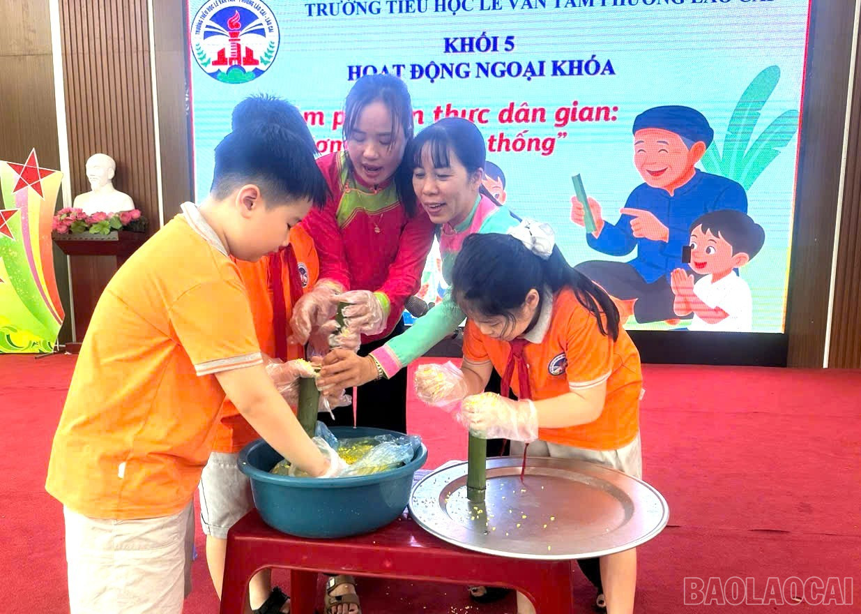 Các nghệ nhân dân tộc Giáy hướng dẫn học sinh các công đoạn làm cơm lam truyền thống. baolaocai-br_3-121.jpg