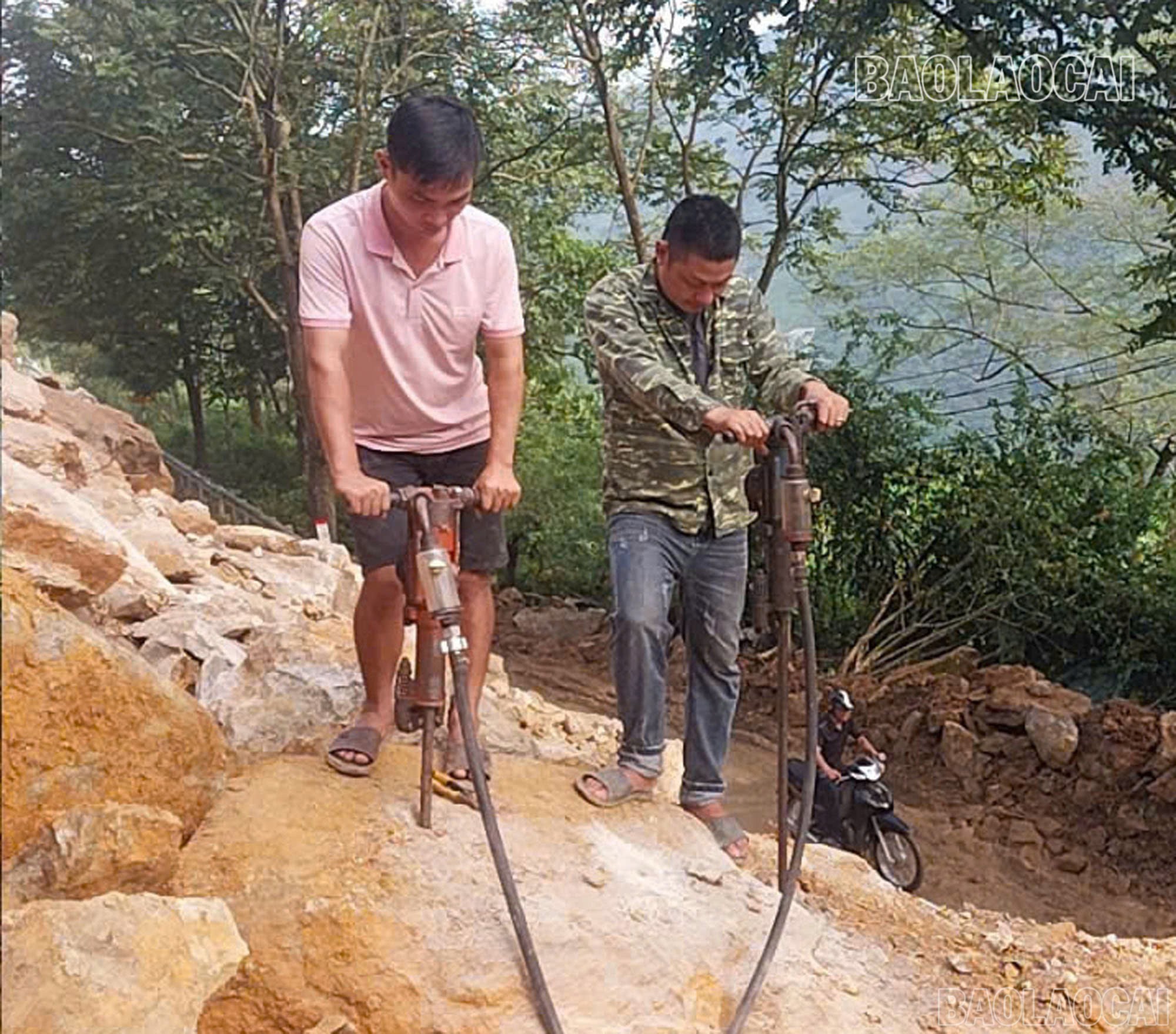 Các đơn vị khẩn trương xử lý các điểm sạt lở trên Quốc lộ 4D đảm bảo an toàn giao thông. baolaocai-br_8.jpg