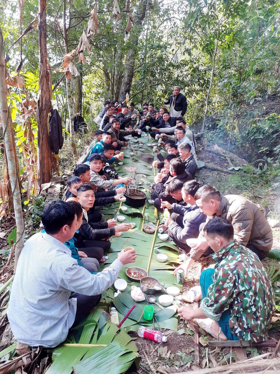 Mọi người cùng nhau trò chuyện, chia sẻ kinh nghiệm bảo vệ, phát triển rừng, phát triển kinh tế, xây dựng cuộc sống ấm no. baolaocai-c_7.jpg