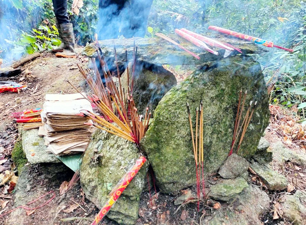Vào sáng mùng 3 Tết, 57 hộ dân trong thôn mỗi hộ cử một người đại diện là nam giới tham gia lễ cúng rừng. Mỗi gia đình chuẩn bị 1 bó hương, 1 chai rượu, 1 tệp giấy bản để tham gia lễ cúng chung của thôn. baolaocai-c_3.jpg