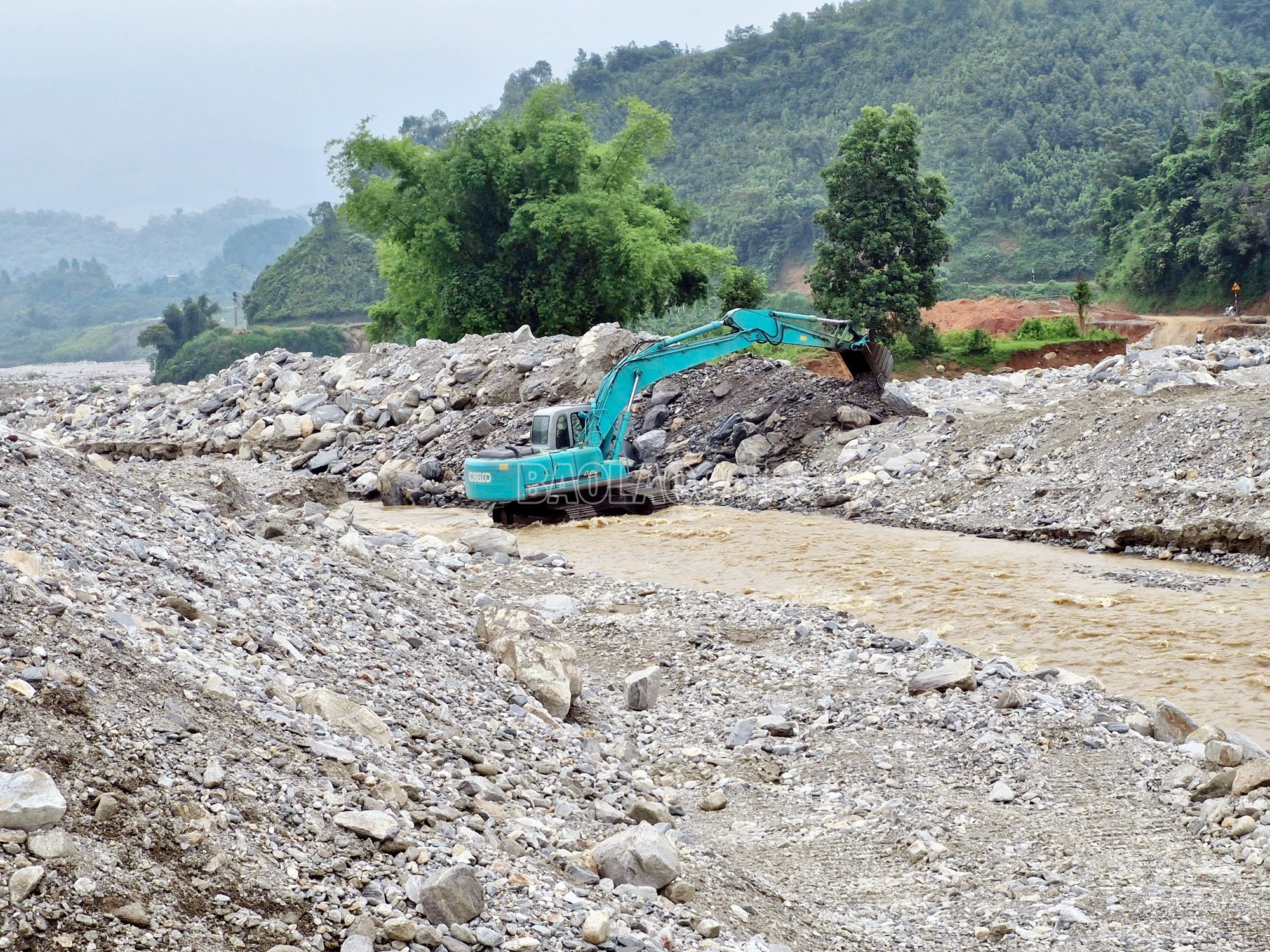 Hạt Quản lý đường bộ số 6 điều máy xúc để nạo vét, khơi thông dòng chảy suối Nà Lặc. baolaocai-c_3.jpg
