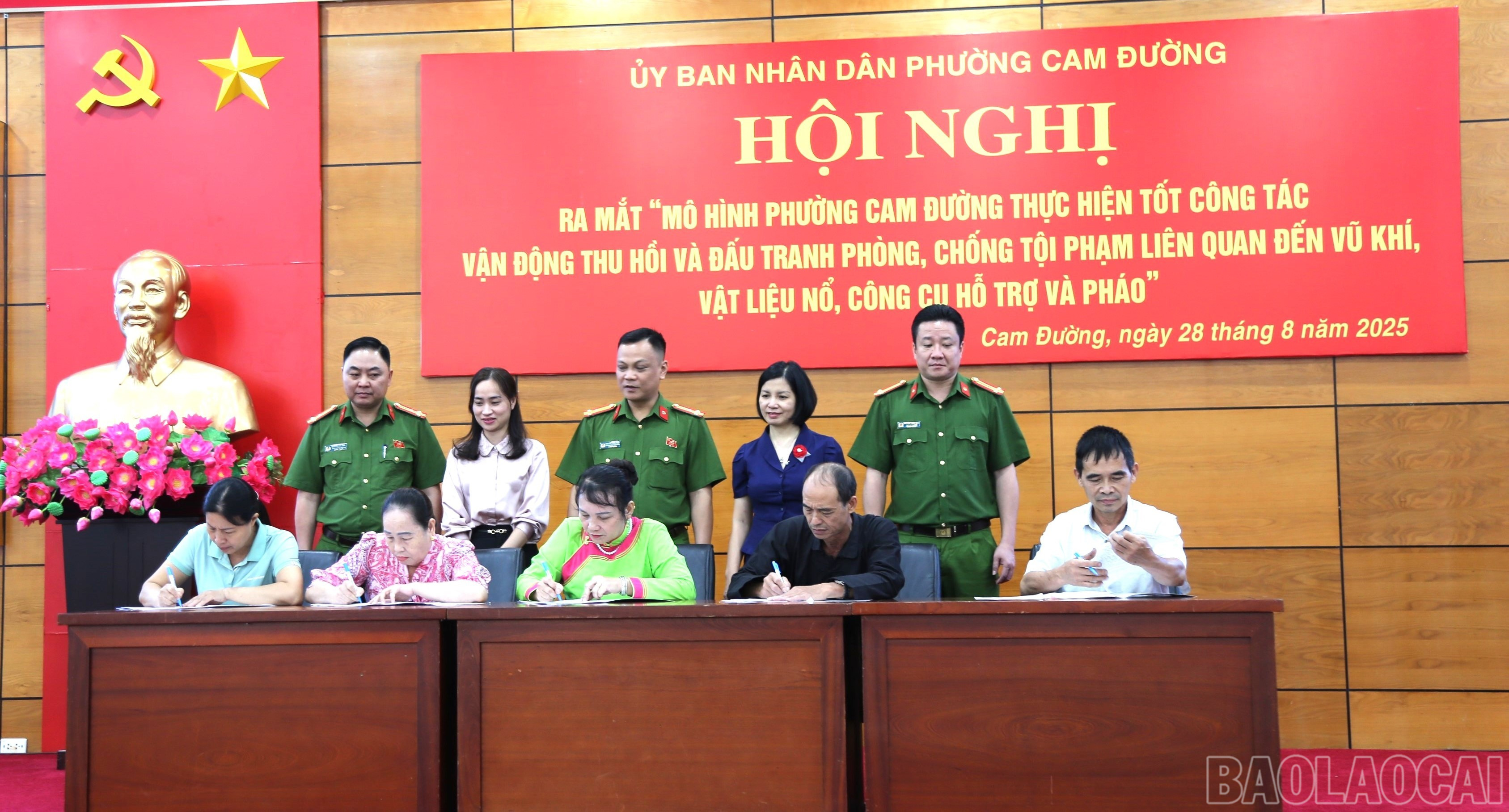 Đại diện các tổ dân phố ký cam kết thực hiện tốt công tác vận động thu hồi và đấu tranh phòng, chống tội phạm liên quan đến vũ khí, vật liệu nổ, công cụ hỗ trợ. baolaocai-br_10-1116.jpg