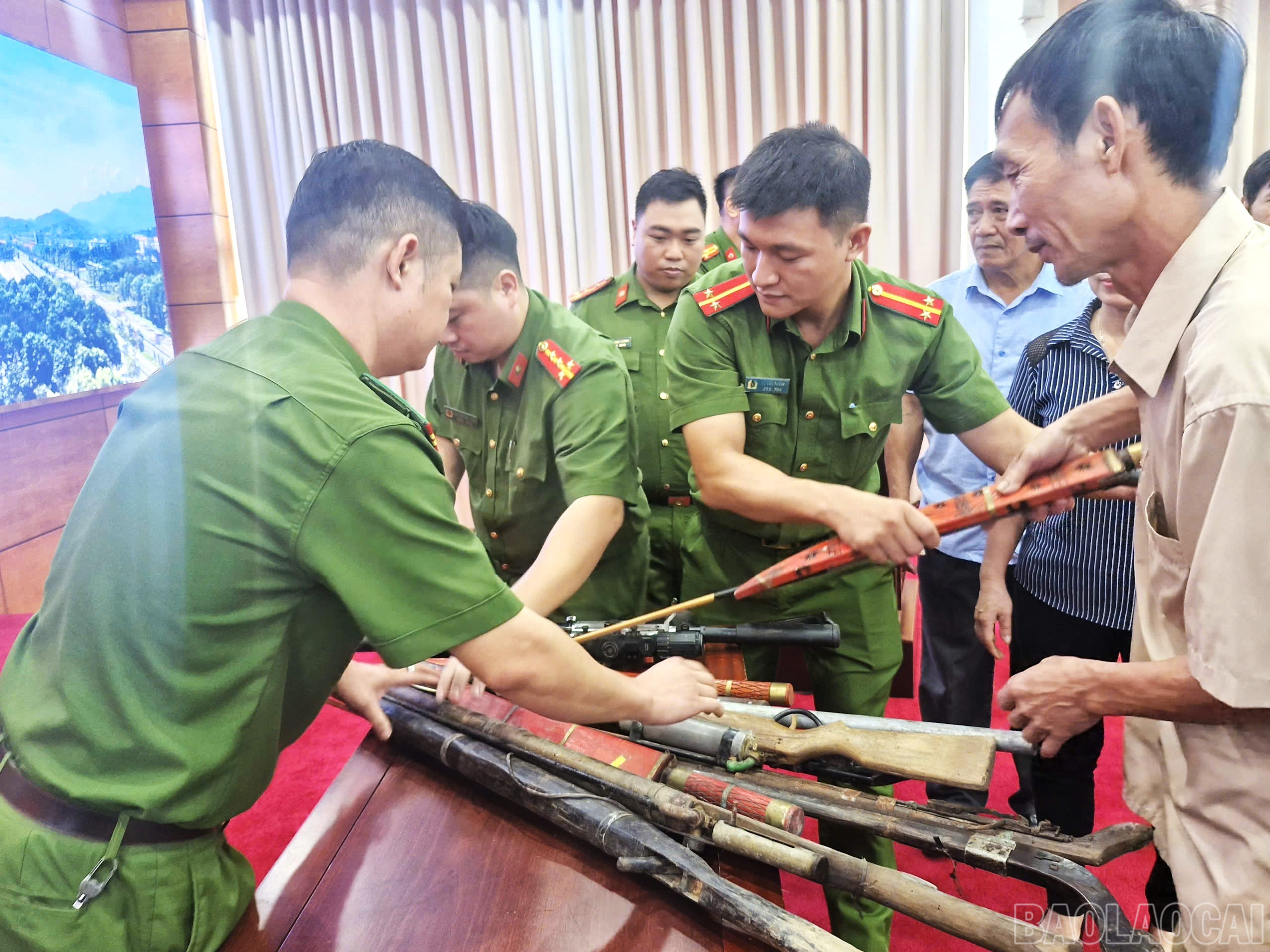 Người dân phường Cam Đường giao nộp súng và công cụ hỗ trợ. baolaocai-br_9-7747.jpg