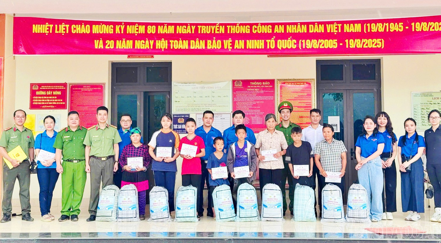 ក្រុមអ្នកស្ម័គ្រចិត្តផ្តល់អំណោយដល់គ្រួសារជួបការលំបាកនៅឃុំ Trinh Tuong។ baolaocai-br_4.jpg