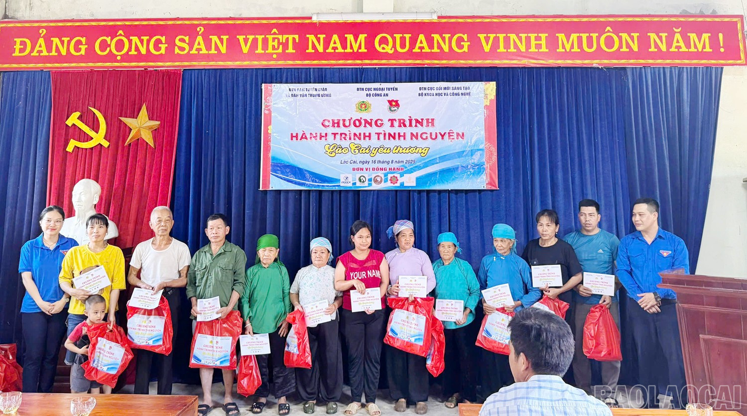ក្រុមអ្នកស្ម័គ្រចិត្តផ្តល់អំណោយដល់កងកម្លាំងសន្តិសុខមូលដ្ឋាន និងគ្រួសារជួបការលំបាកក្នុងឃុំបាសាក់។ baolaocai-br_2.jpg