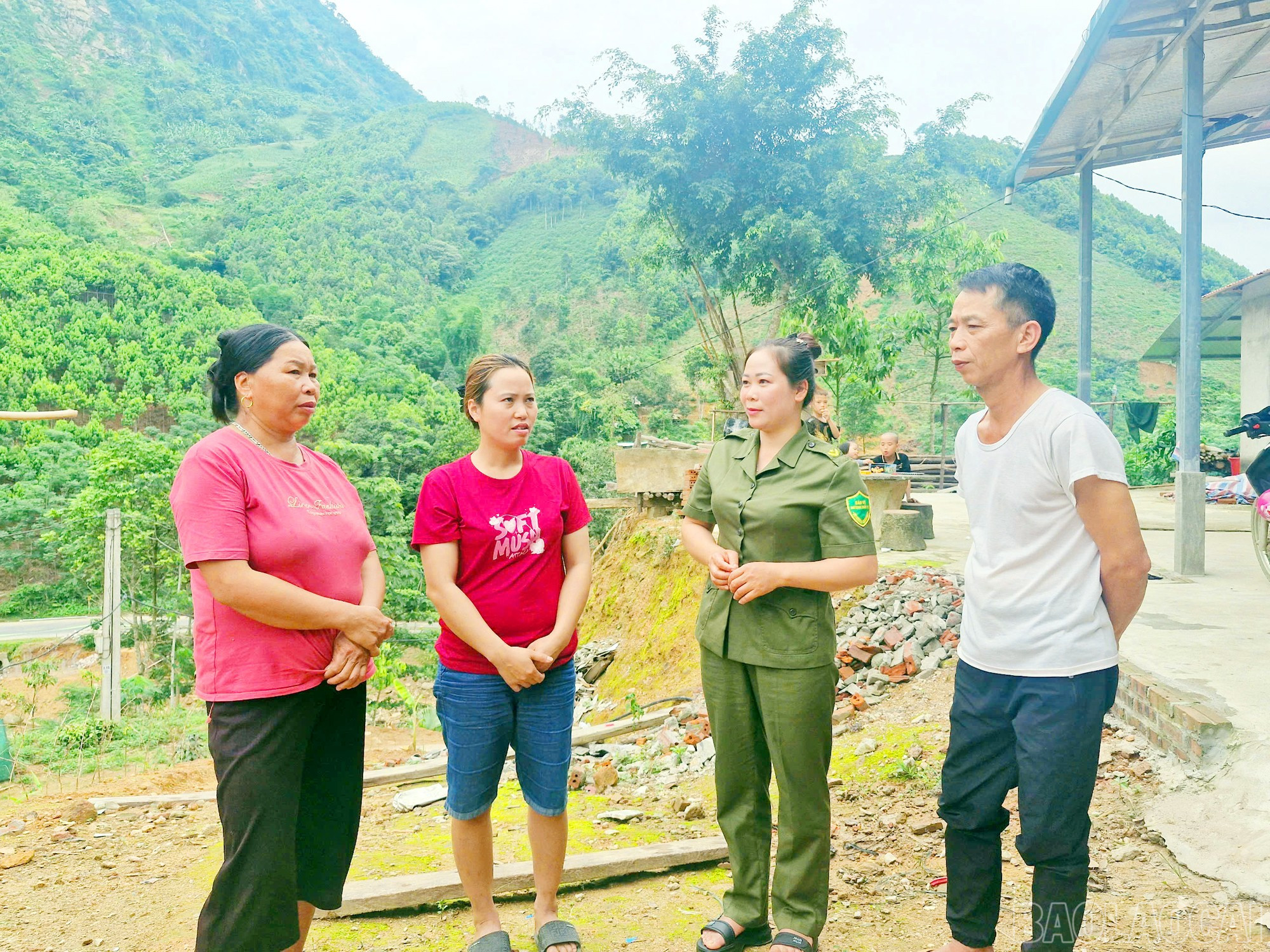 Những nữ an ninh cơ sở ở xã Xuân Hòa (huyện Bảo Yên) làm tốt công tác tuyên truyền đường lối của Đảng, chính sách, pháp luật của Nhà nước cho đồng bào vùng cao, góp phần nâng cao hiệu quả phong trào Toàn dân bảo vệ an ninh Tổ quốc, giữ bình yên thôn, bản. baolaocai-br_1.jpg