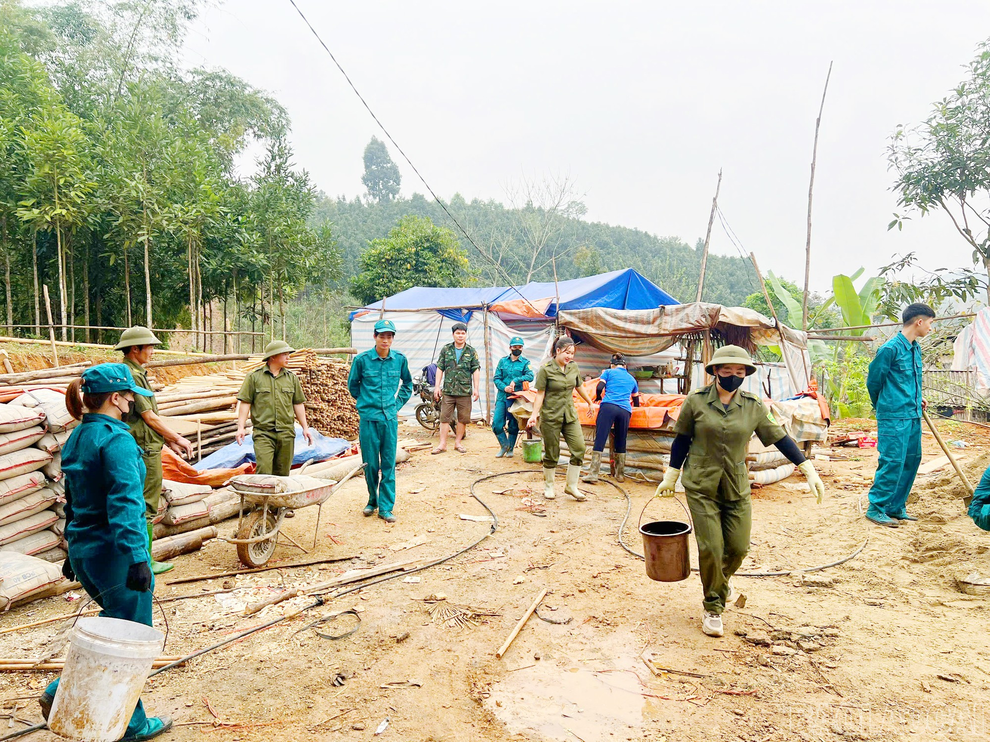 Có thể sức khỏe không bằng nam giới nhưng những nữ an ninh cơ sở vẫn tâm huyết, nhiệt tình, tham gia thực hiện nhiều nhiệm vụ khó. Sau hoàn lưu bão số 3 vào tháng 9/2024, các nữ an ninh cơ sở không quản khó khăn, vất vả, tích cực giúp người dân bị thiệt hại do mưa lũ khắc phục hậu quả. baolaocai-br_4.jpg