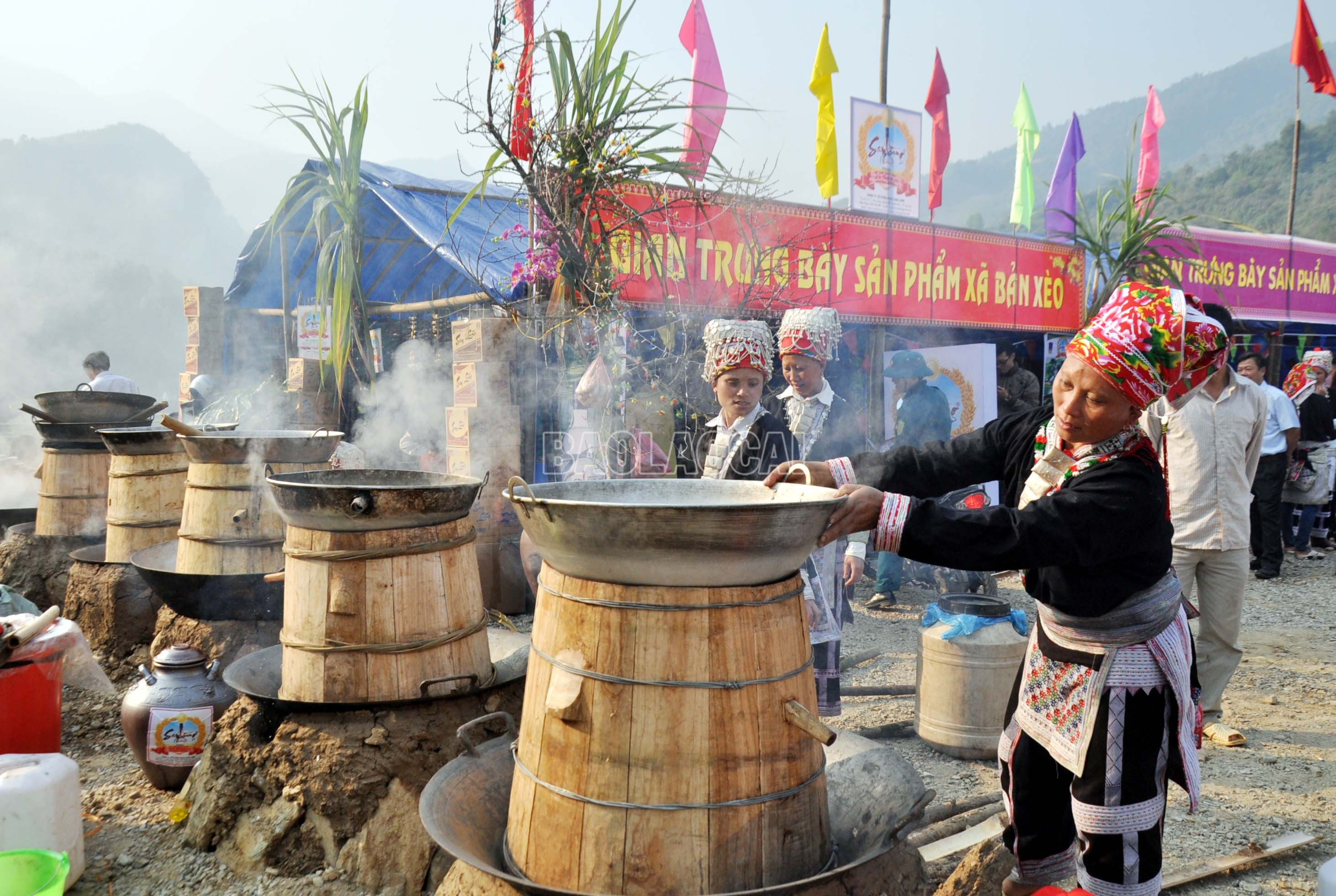 De Red Dao-bevolking van het dorp Shan Lung in de gemeente Ban Xeo bewaart het traditionele ambacht van het maken van rijstwijn. baolaocai-c_3.jpg