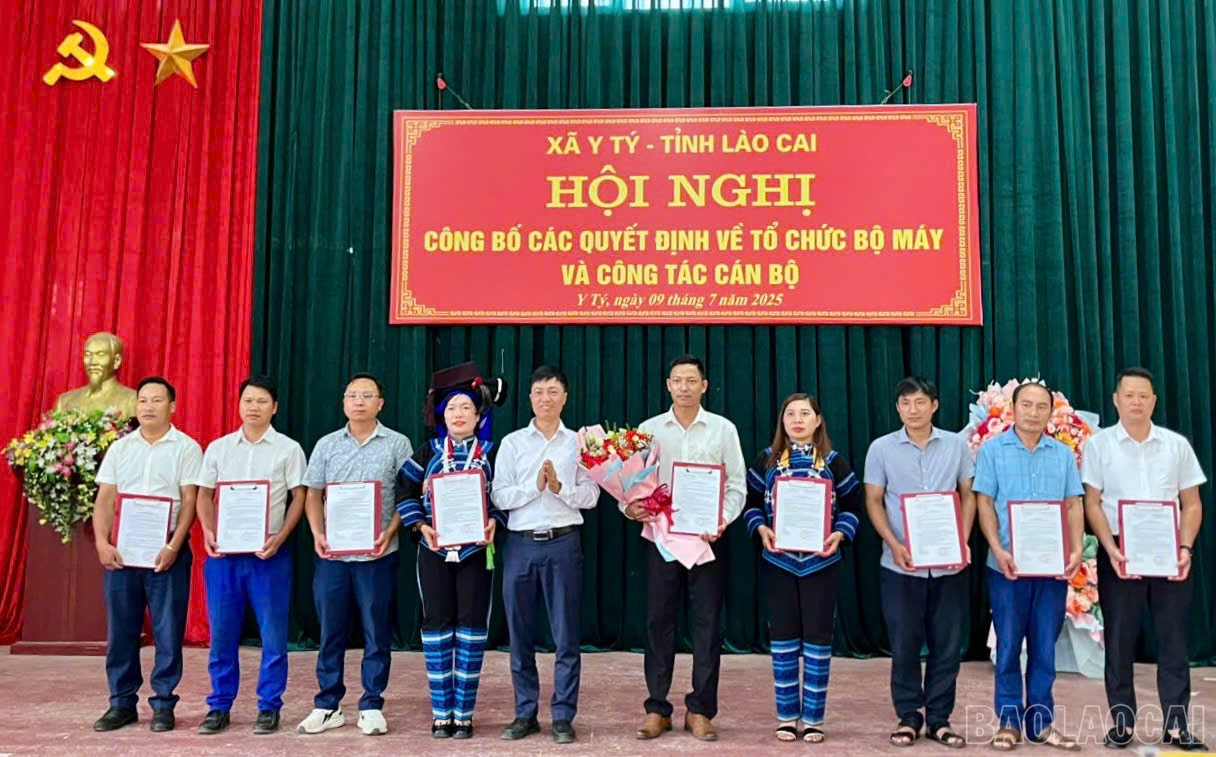 Lãnh đạo Đảng ủy xã Y Tý trao các quyết định về công tác cán bộ. baolaocai-br_z6787589639760-38fbd67f6808ff2f653a9851c0e0068b.jpg
