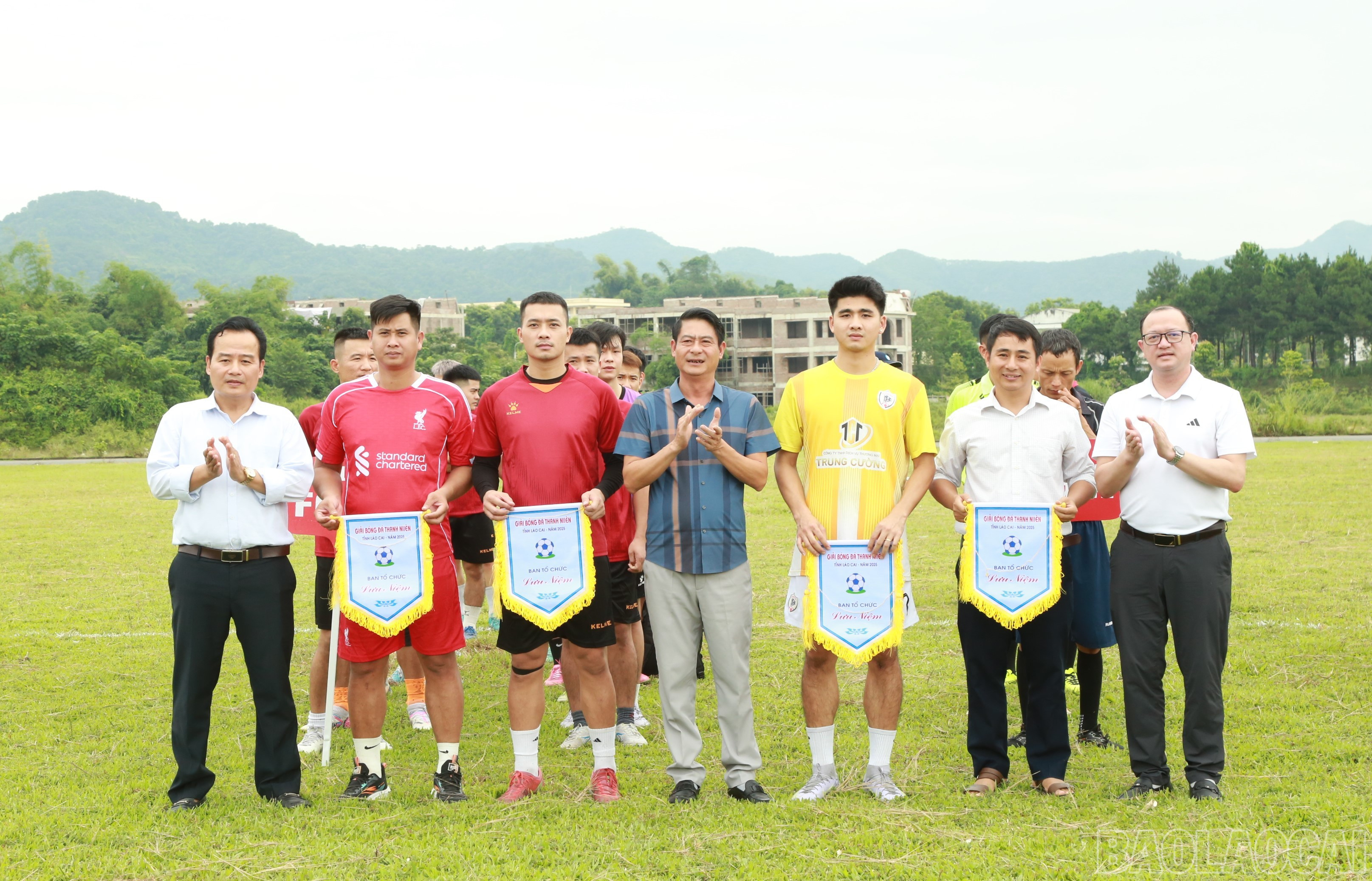 Lãnh đạo Sở Văn hóa - Thể thao và Du lịch phát biểu khai mạc và tặng cờ lưu niệm cho các đội tham gia giải. baolaocai-br_3-6739.jpg