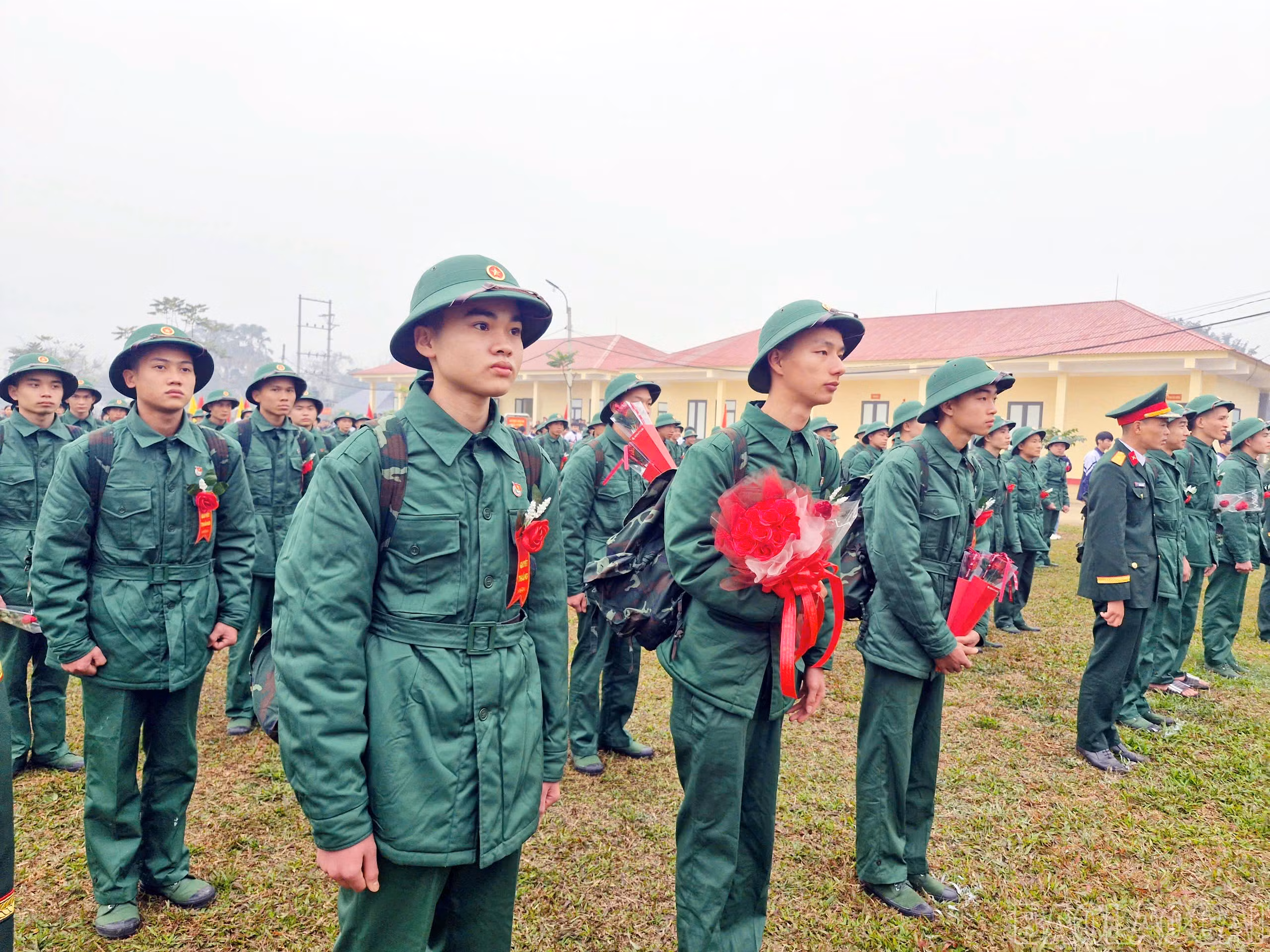 Các tân binh trước giờ lên đường nhập ngũ.