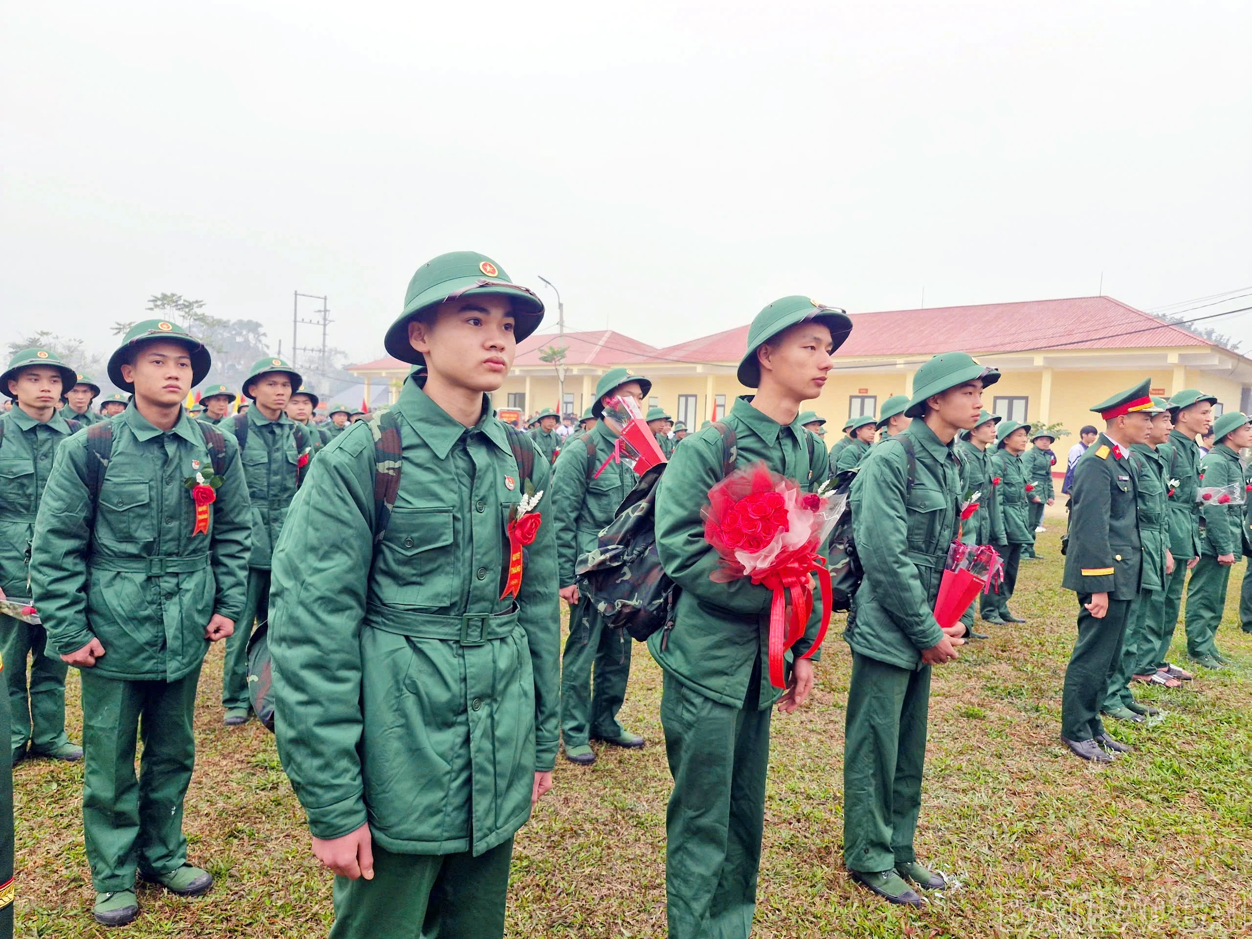 Các tân binh trước giờ lên đường nhập ngũ.
