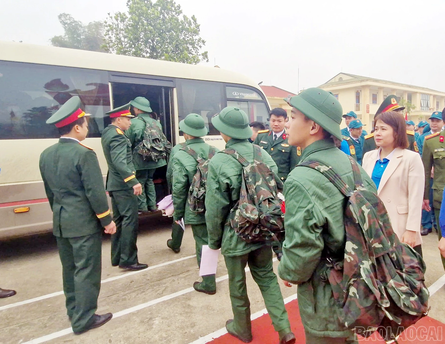 Các tân binh lên xe di chuyển đến đơn vị huấn luyện.