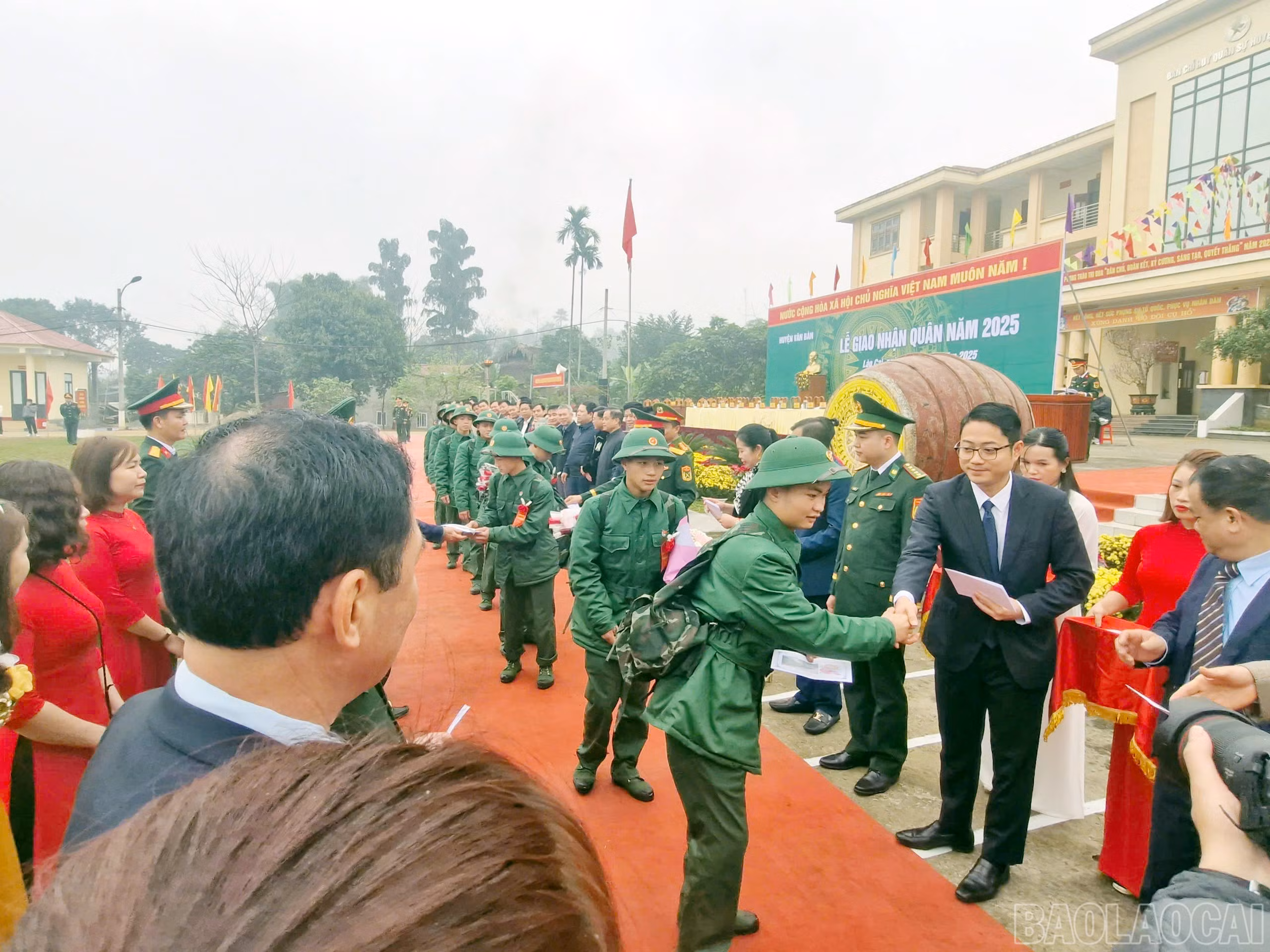 Các đại biểu tặng hoa và quà chia tay các tân binh lên đường làm nhiệm vụ bảo vệ Tổ quốc.