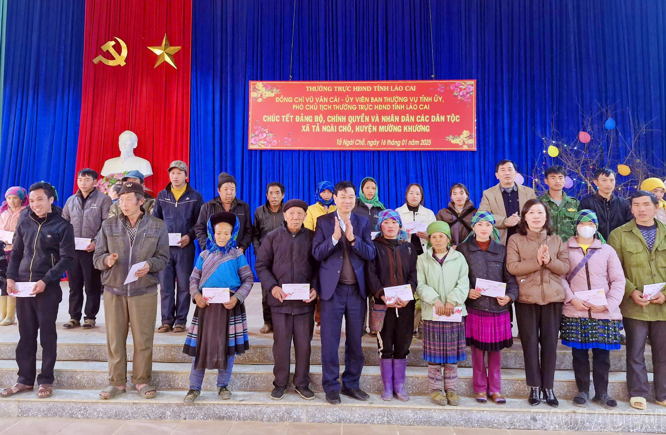 Phó Chủ tịch Thường trực HĐND tỉnh Vũ Văn Cài tặng quà tết các hộ nghèo, cận nghèo, gia đình chính sách tại xã Tả Ngài Chồ. baolaocai-br_7.jpg
