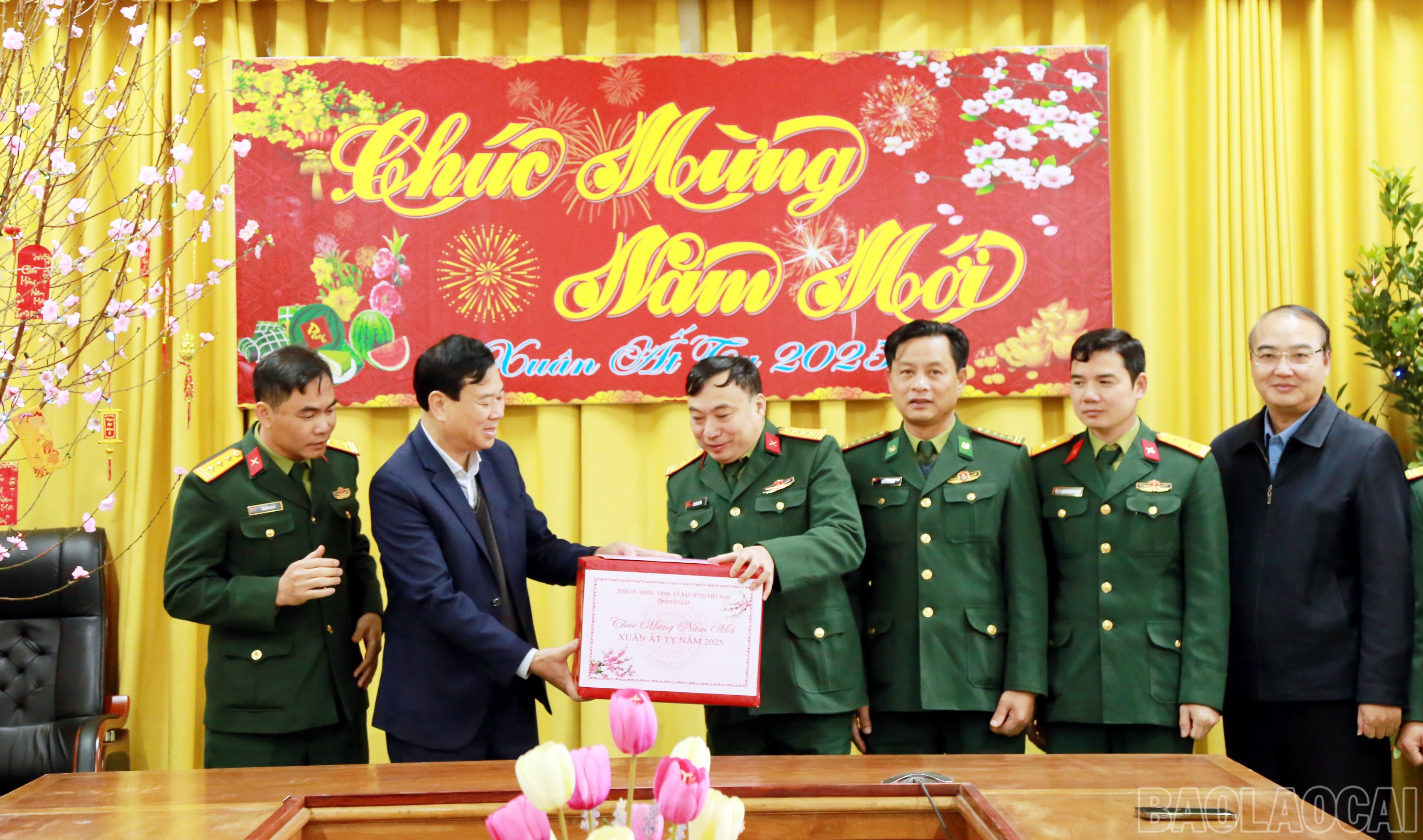 Phó Chủ tịch Thường trực HĐND tỉnh Vũ Văn Cài tặng quà tết cán bộ, chiến sĩ Đoàn Kinh tế - Quốc phòng 345. baolaocai-br_a4.jpg
