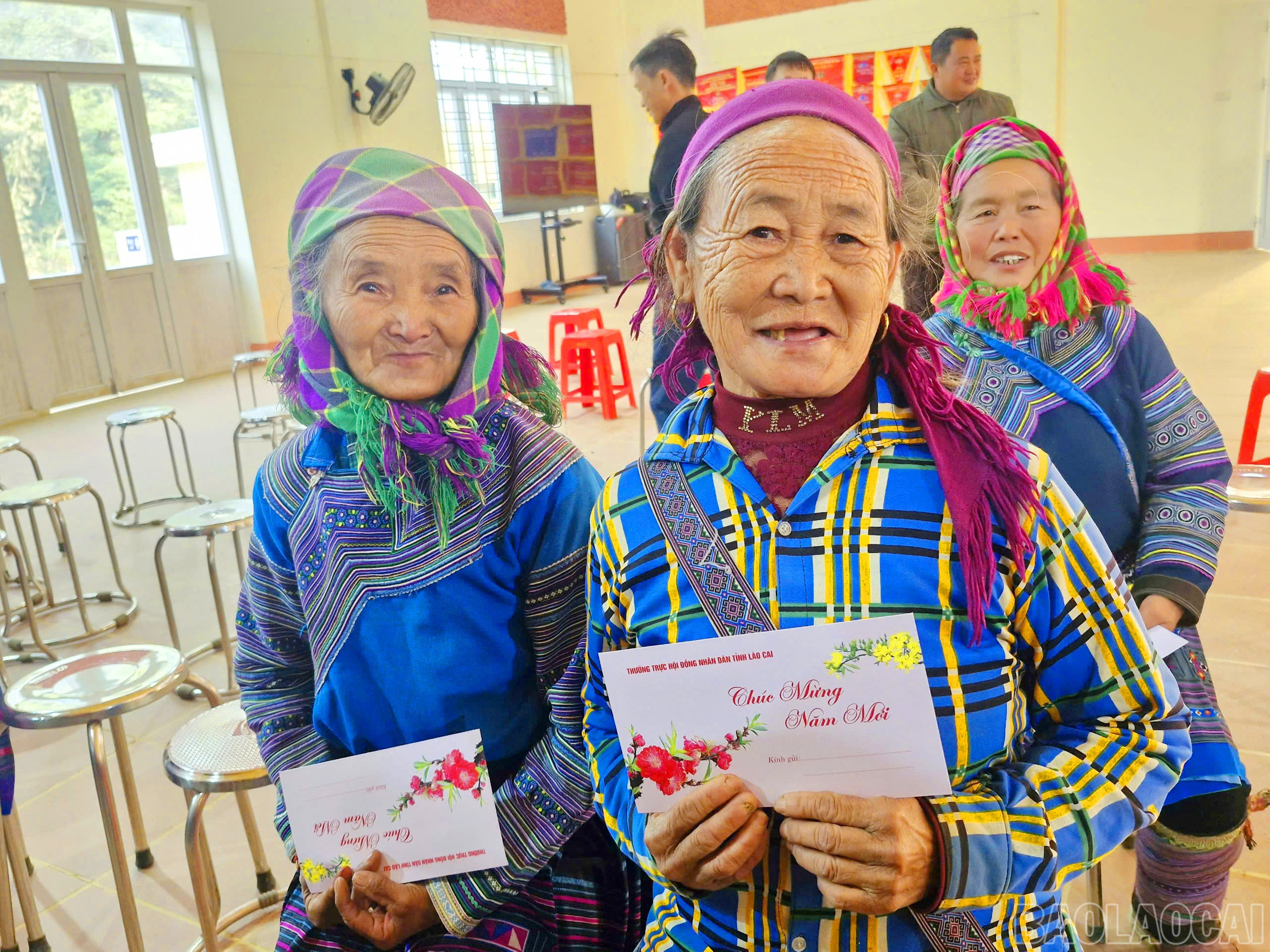 Niềm vui của người dân xã Tả Ngài Chồ khi được nhận quà tết của Thường trực HĐND tỉnh. baolaocai-br_12.jpg