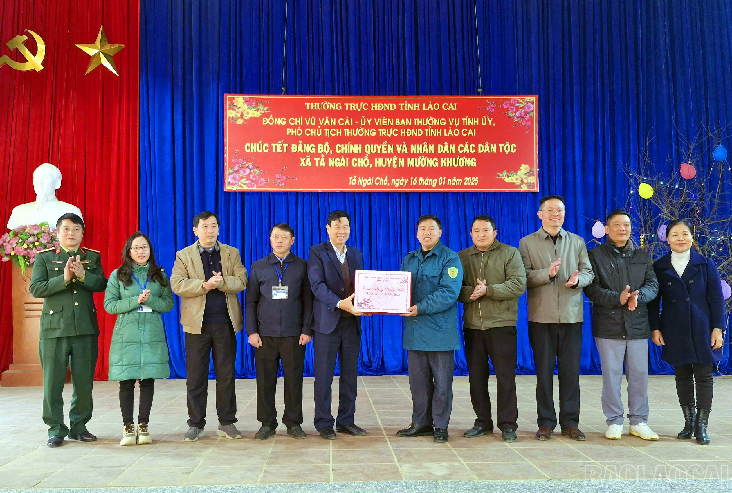 Phó Chủ tịch Thường trực HĐND tỉnh Vũ Văn Cài tặng quà tết Đảng bộ, chính quyền xã Tả Ngài Chồ. baolaocai-br_6.jpg