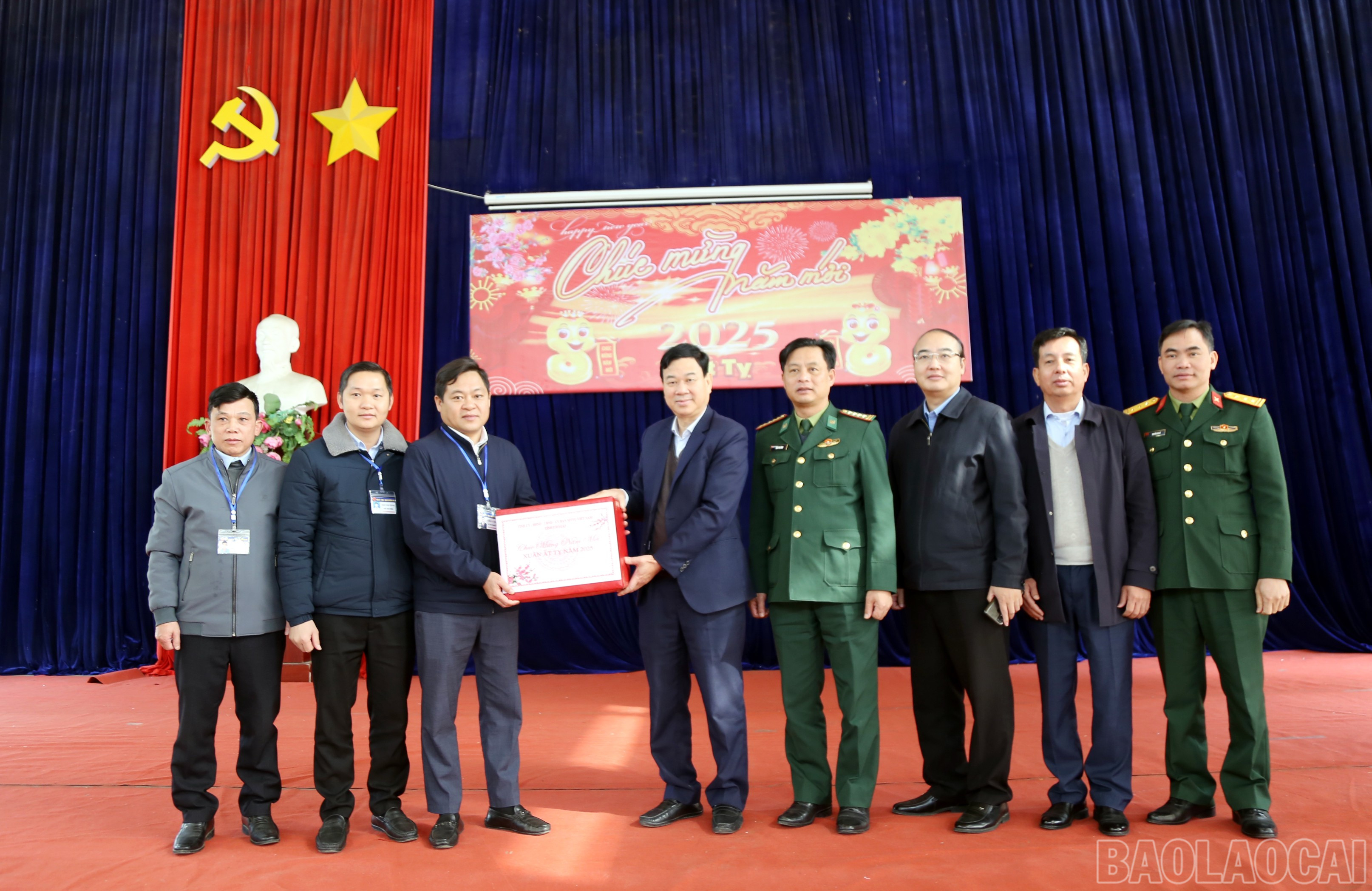 Phó Chủ tịch Thường trực HĐND tỉnh Vũ Văn Cài tặng quà tết Đảng ủy, HĐND, UBND xã Mường Hum. baolaocai-br_a2.jpg