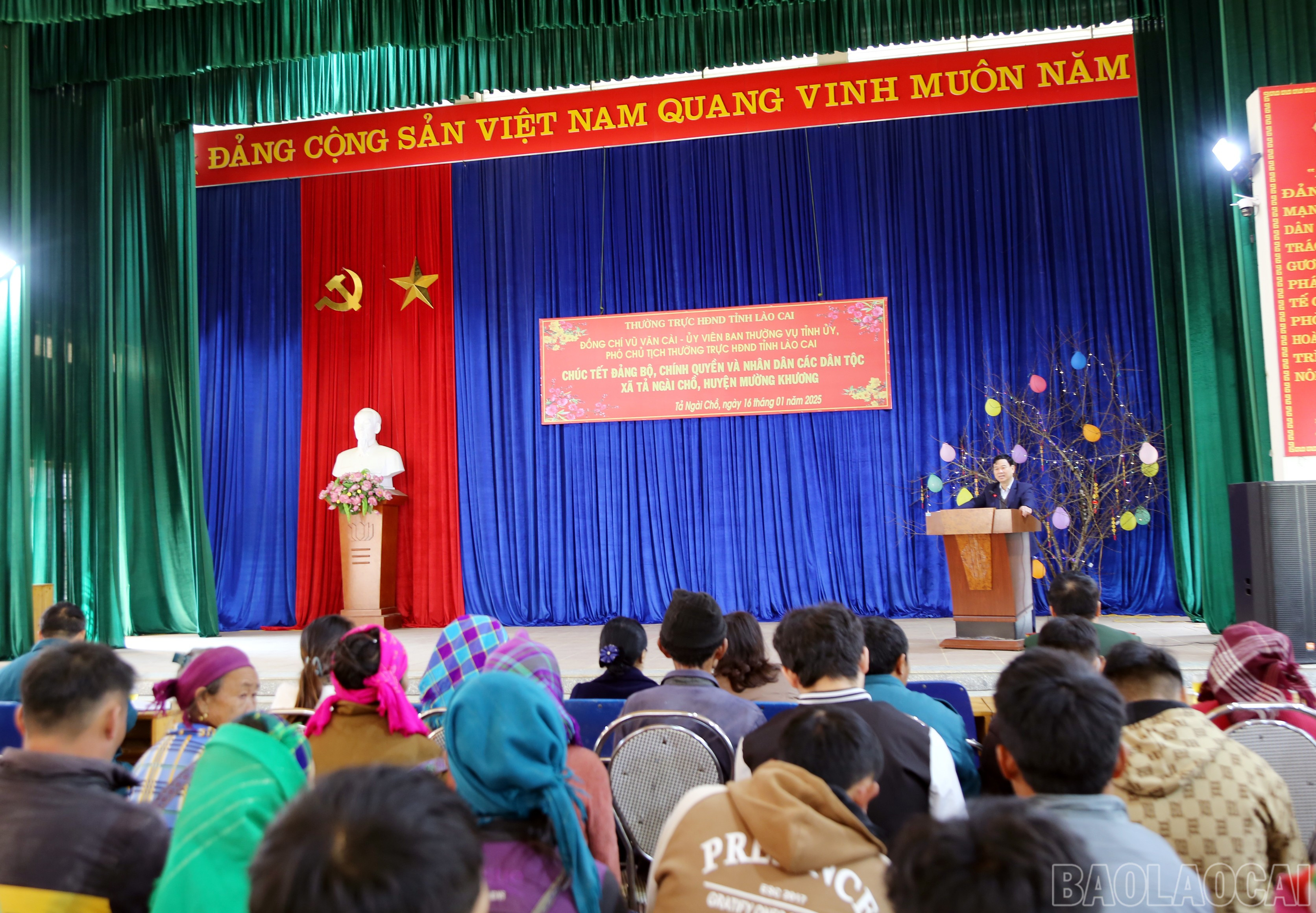 Quang cảnh chương trình tặng quà. baolaocai-br_1-3605.jpg