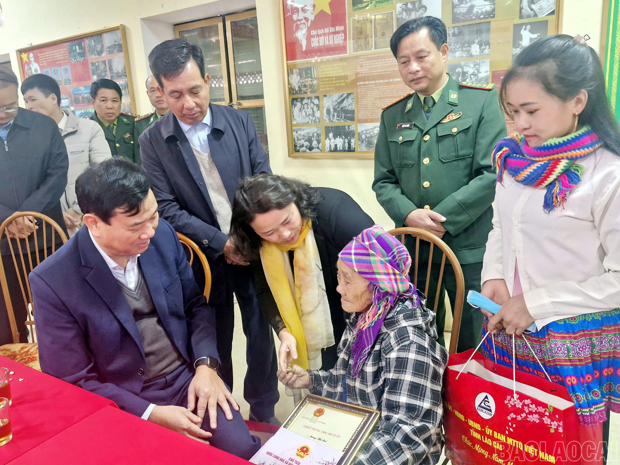 Phó Chủ tịch Thường trực HĐND tỉnh Vũ Văn Cài tặng quà tết bà Sùng Thị Sai, sinh năm 1925, là người tròn 100 tuổi. baolaocai-br_a9.jpg