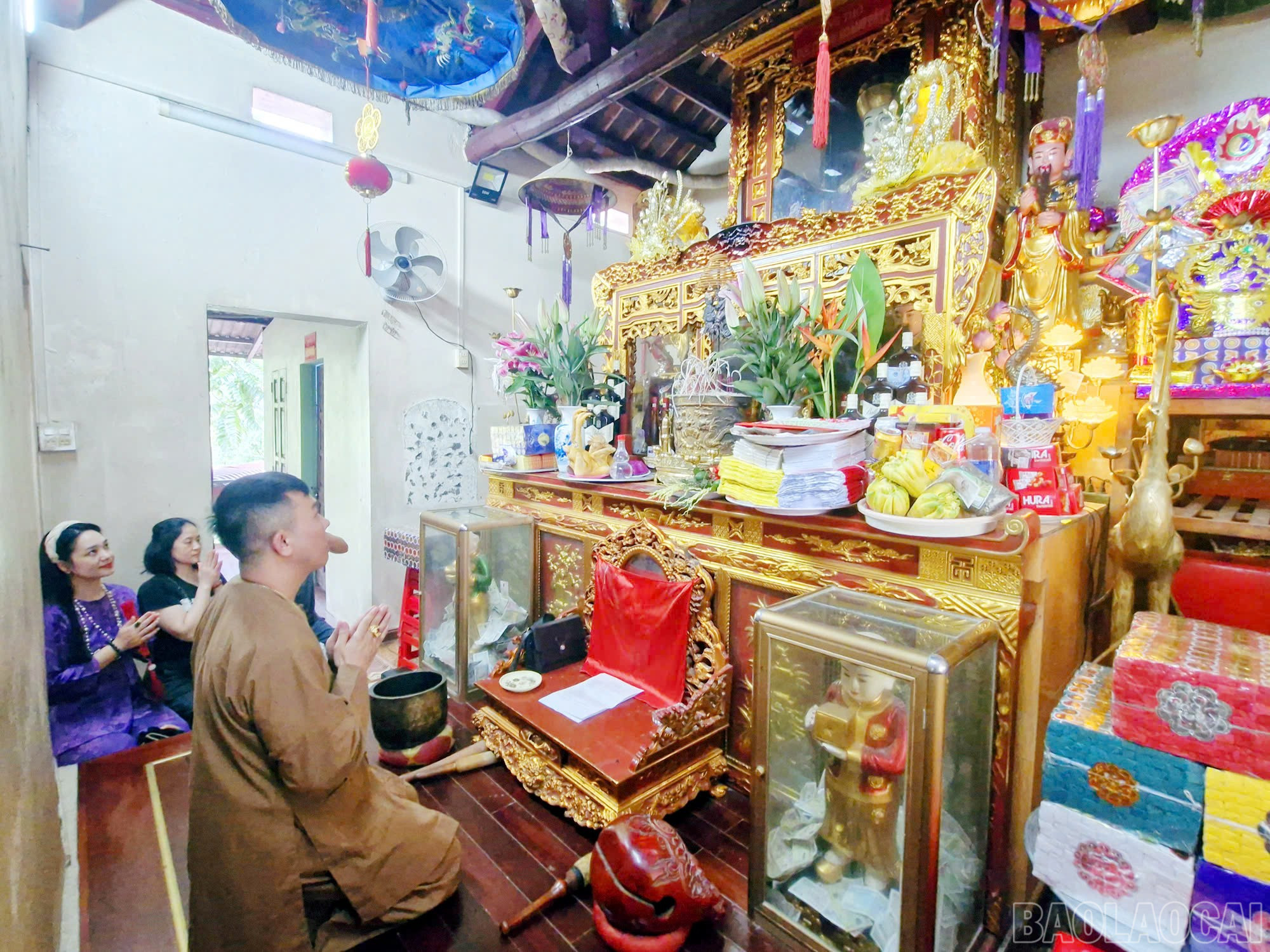 Du khách đến dâng hương cầu bình an, may mắn tại đền Làng Lúc. baolaocai-br_4.jpg