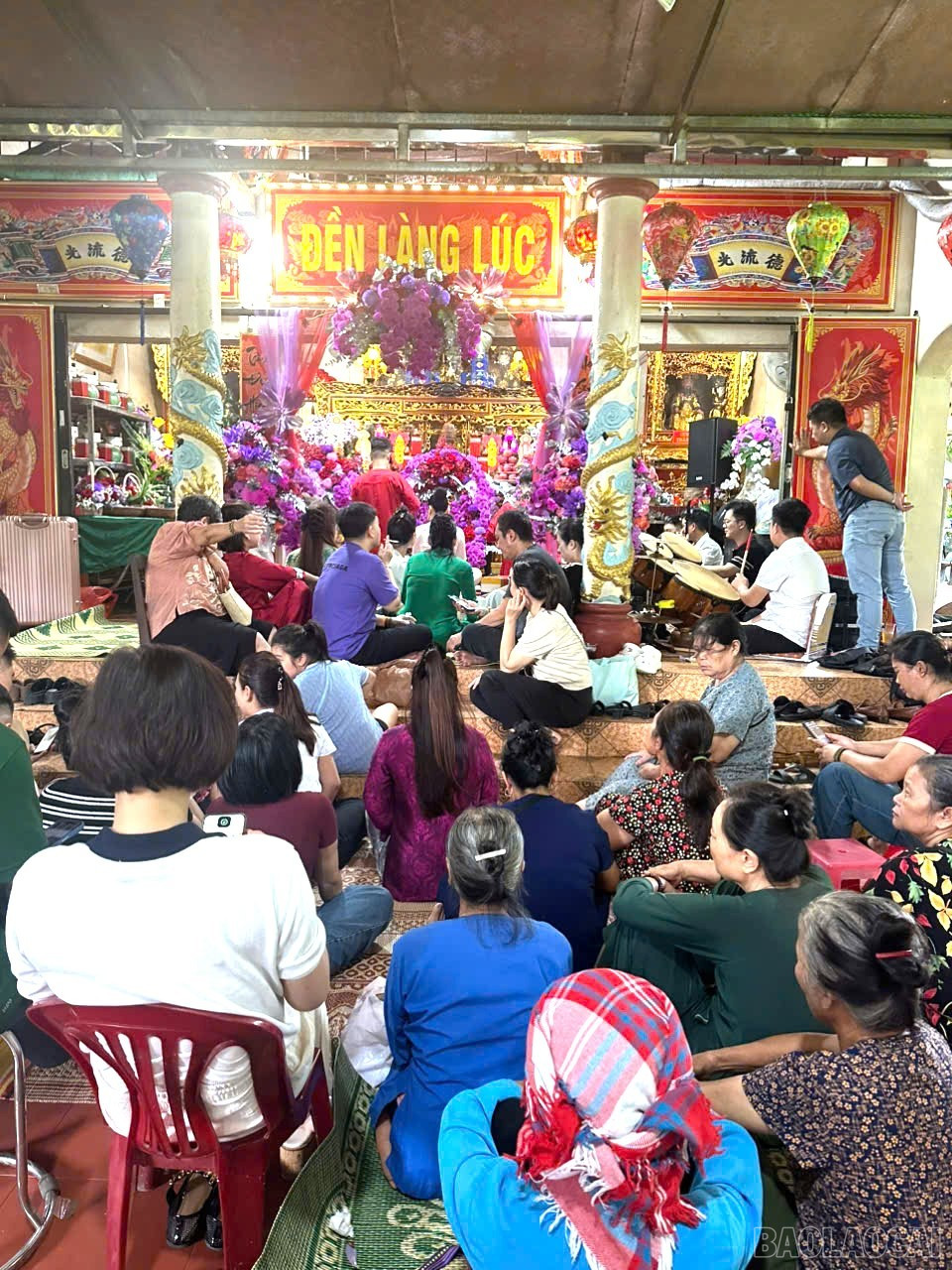 Đền Làng Lúc thu hút đông đảo người dân, du khách thập phương đến tham quan, chiêm bái, thực hành các tín ngưỡng văn hóa. baolaocai-br_5.jpg