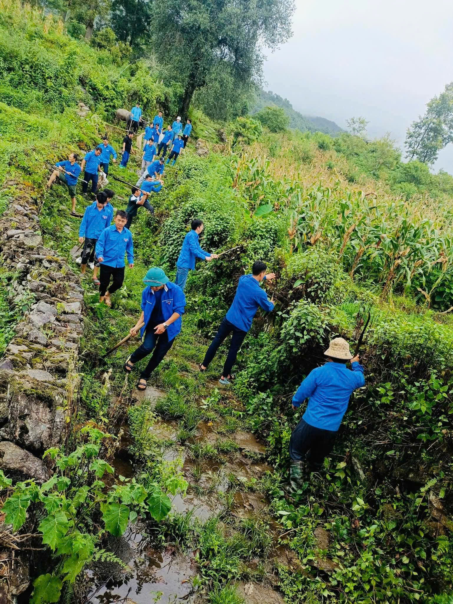 Đoàn Thanh niên xã Y Tý huy động đoàn viên, thanh niên tham gia tu sửa đường đá cổ Y Tý. z6891499840534-4dbcfa15b41e505e3b1609a87b4b6ce9.jpg