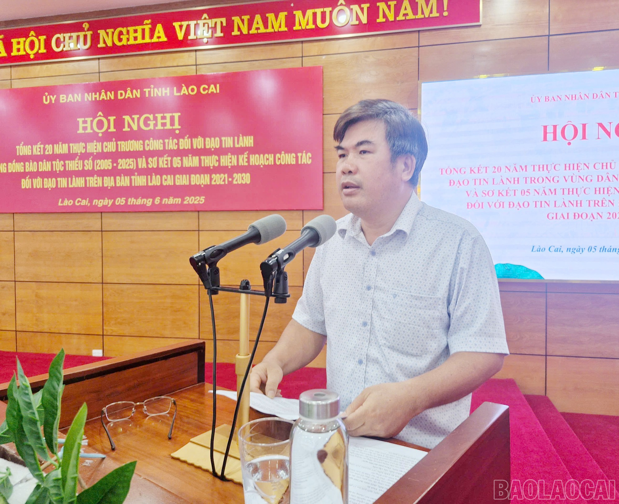 Các đại biểu tham luận tại hội nghị. baolaocai-br_5.jpg