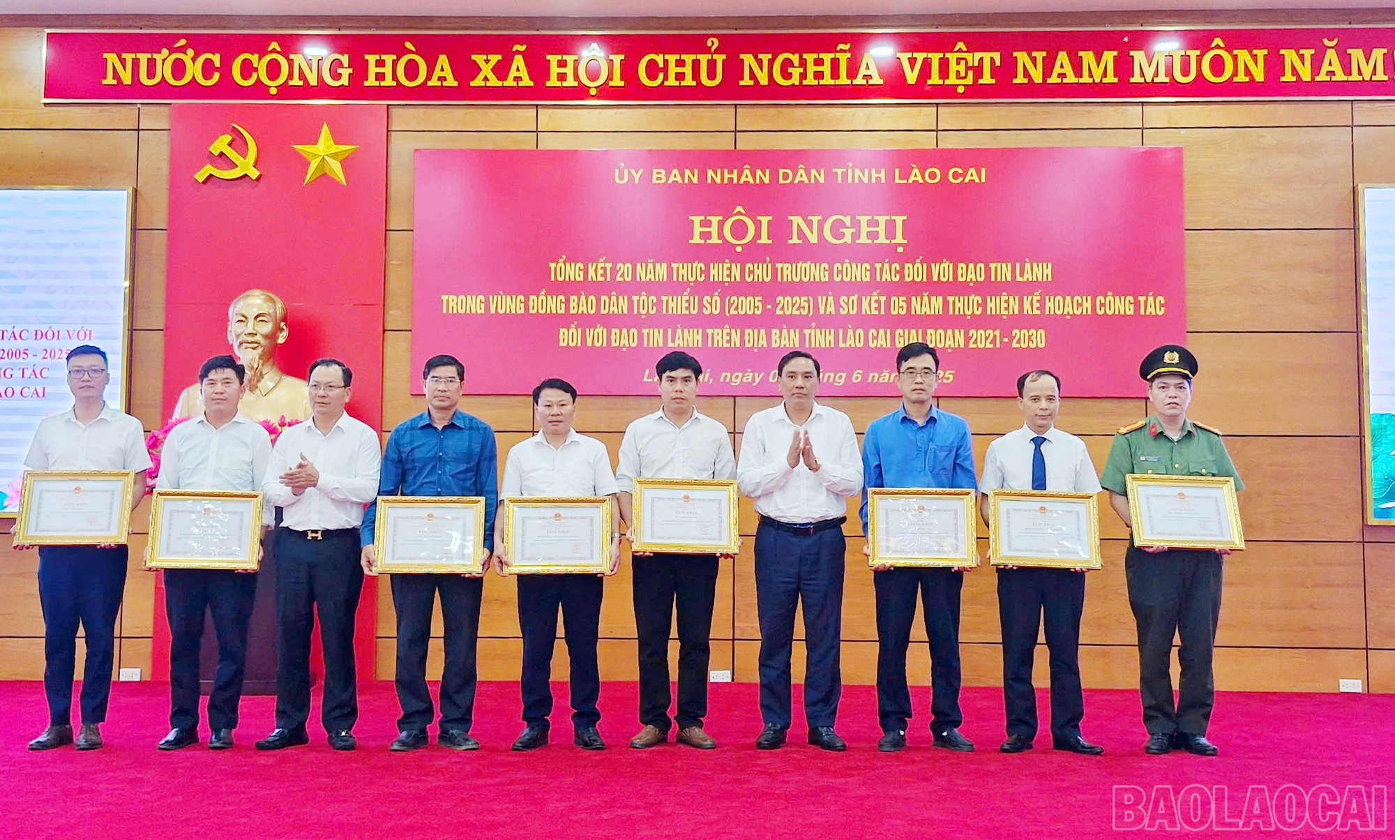 UBND tỉnh tặng Bằng khen cho 8 tập thể tiêu biểu thực hiện tốt công tác đối với đạo Tin lành trong vùng đồng bào dân tộc thiểu số. baolaocai-br_8.jpg