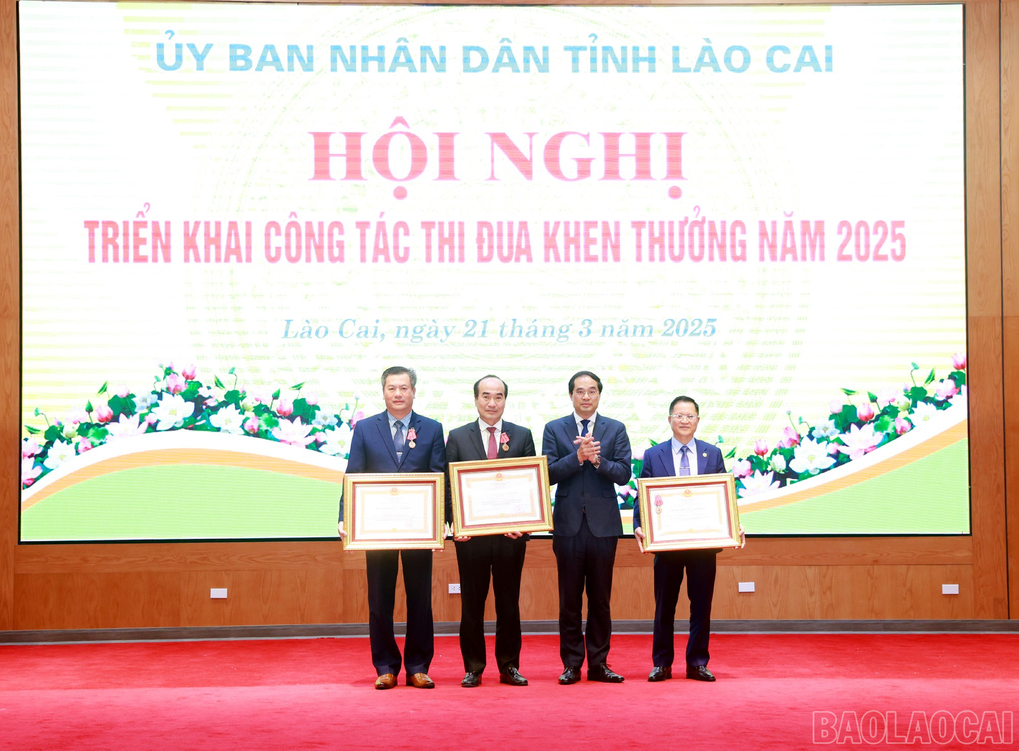 Thừa ủy quyền, đồng chí Trịnh Xuân Trường, Bí thư Tỉnh ủy, Chủ tịch UBND tỉnh, Chủ tịch Hội đồng Thi đua - Khen thưởng tỉnh trao Huân chương Lao động hạng Nhất cho 1 tập thể, 2 cá nhân tiêu biểu. baolaocai-br_7.jpg