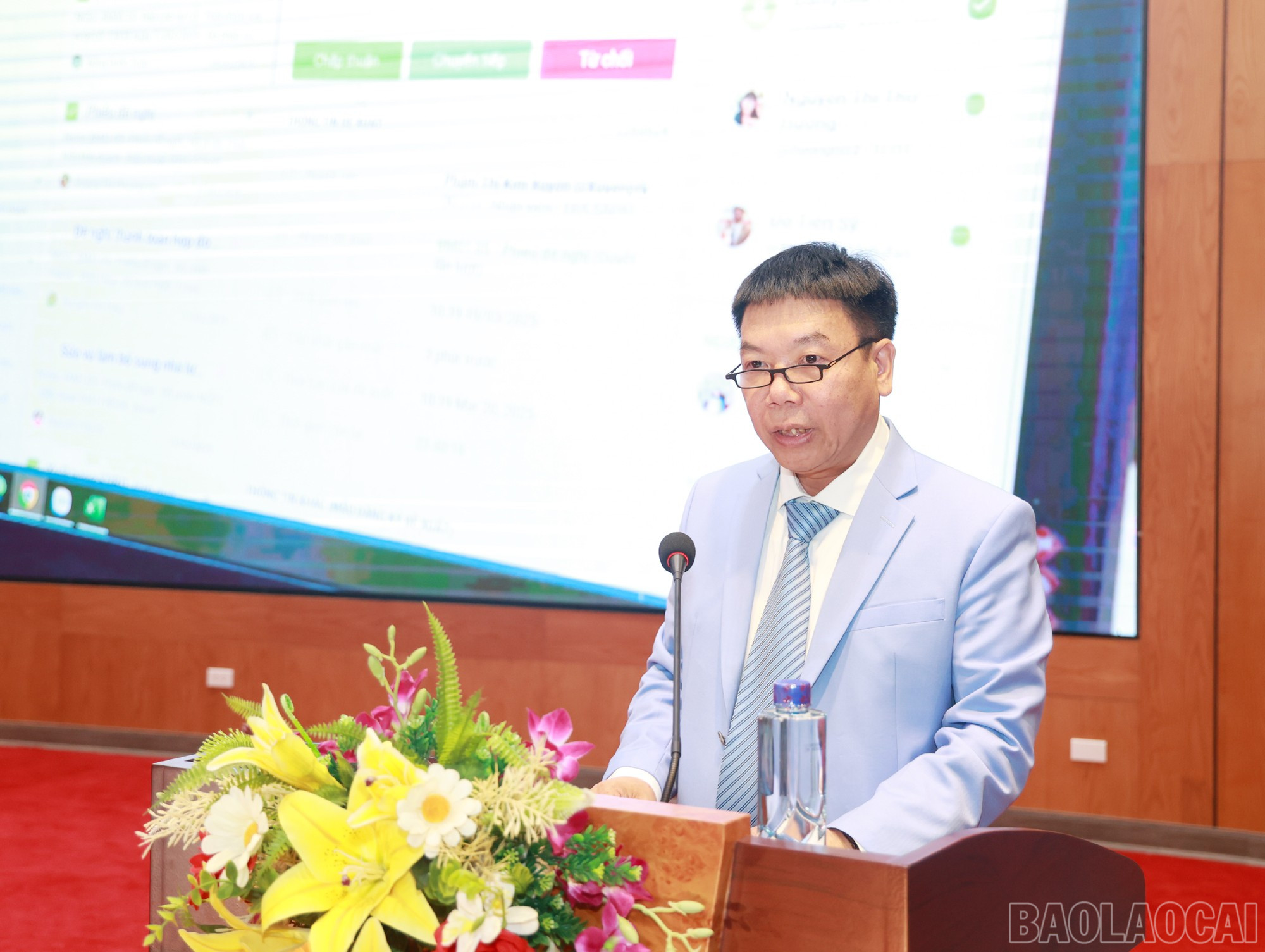Các đại biểu phát biểu tham luận tại hội nghị. baolaocai-br_5.jpg