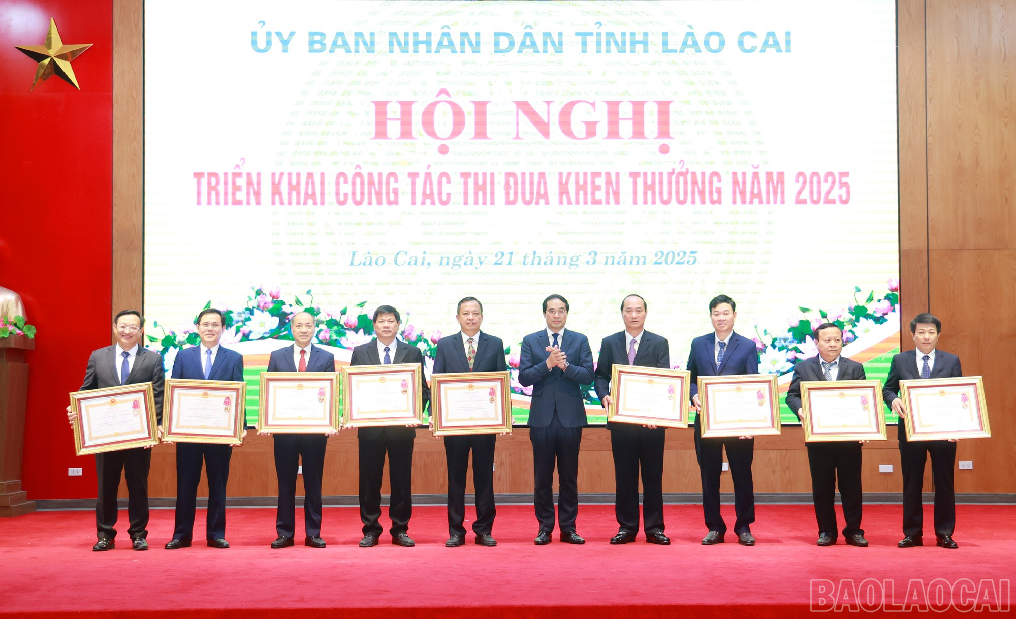 Trao Huân chương Lao động hạng Nhì cho 10 cá nhân. baolaocai-br_8.jpg