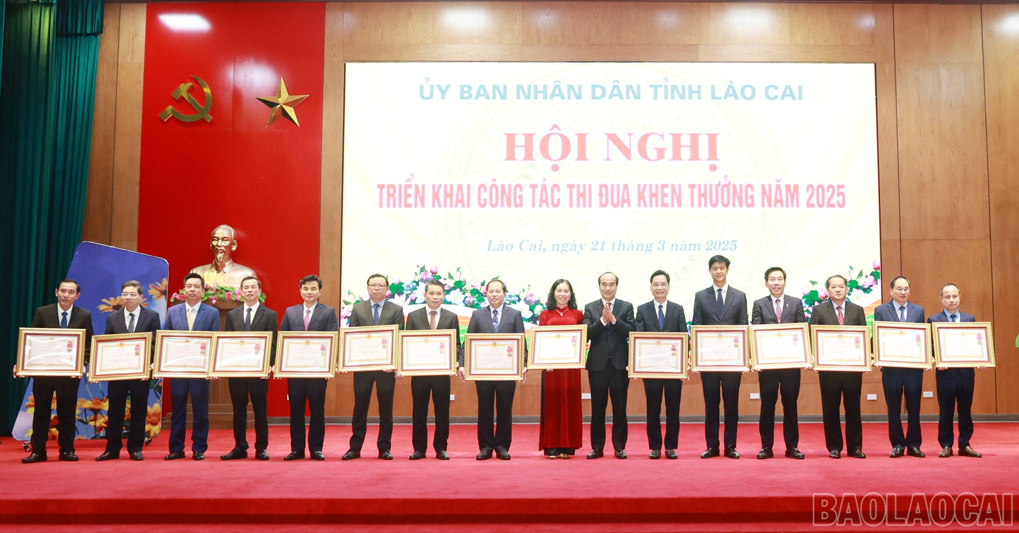 Trao Huân chương Lao động hạng Ba cho 30 cá nhân. baolaocai-br_9.jpg