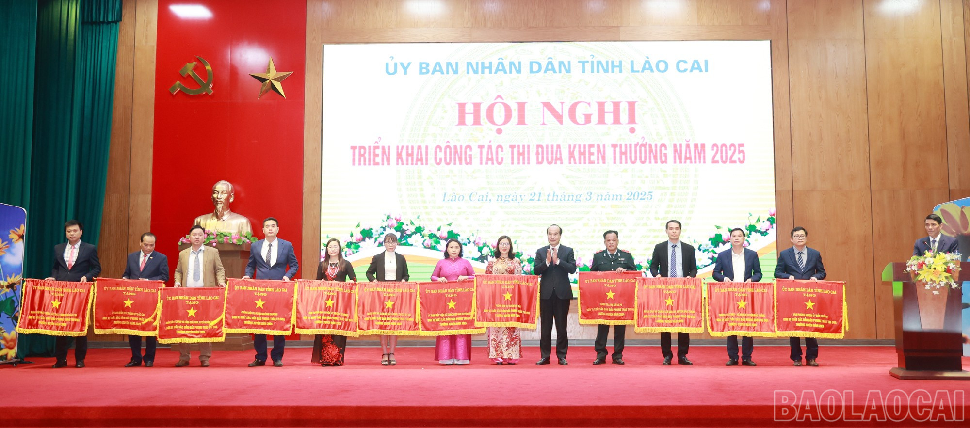 UBND tỉnh tặng Cờ thi đua xuất sắc năm 2024 cho các tập thể tiêu biểu. baolaocai-br_14.jpg