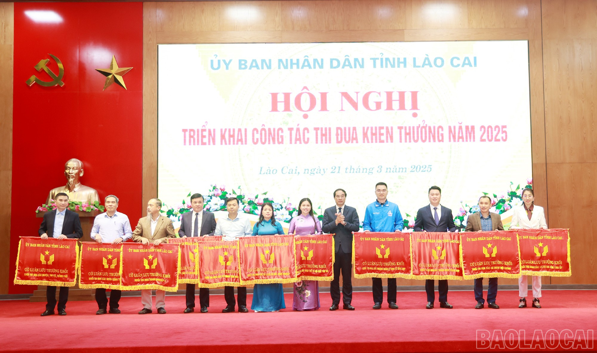 Trao Cờ luân lưu Trưởng Khối thi đua năm 2025 cho các đơn vị trưởng khối. baolaocai-br_16.jpg