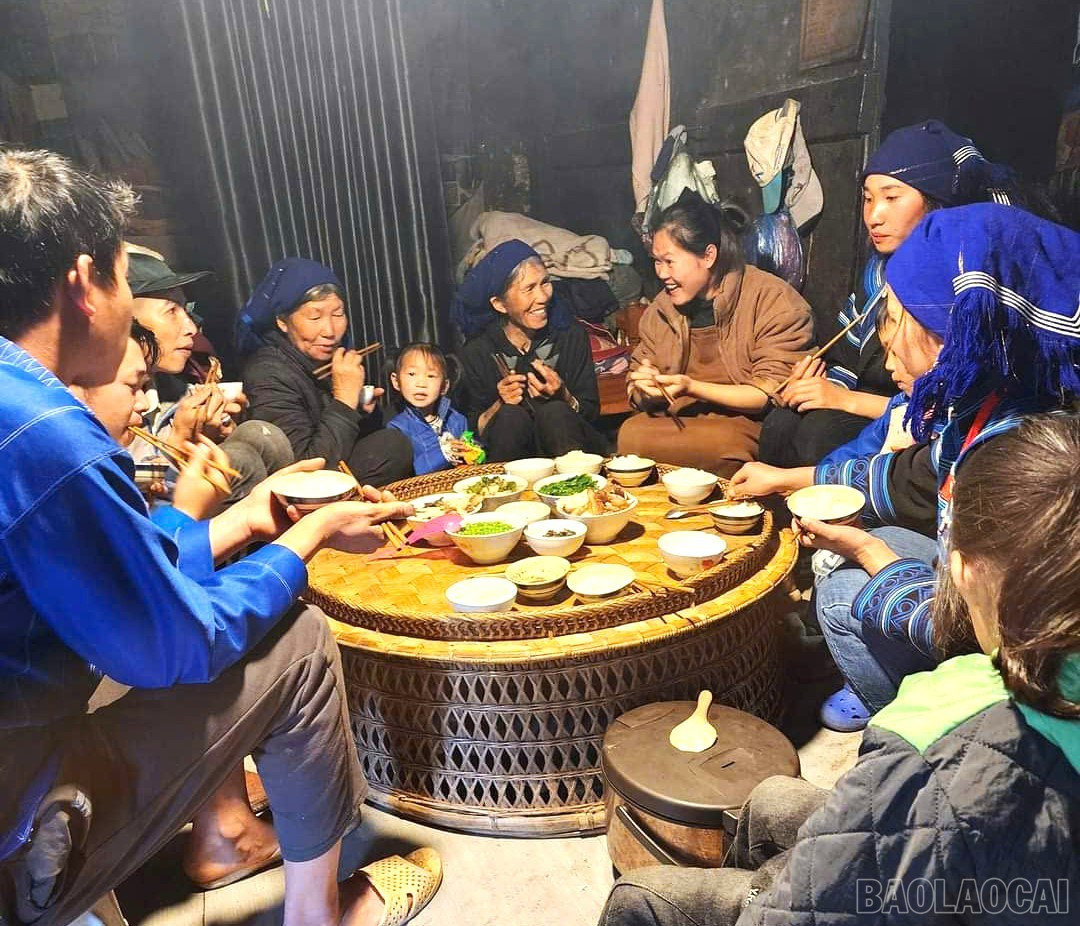 Bữa cơm mới là dịp người Hà Nhì tạ ơn đất trời, tổ tiên, cũng là thời gian gia đình đoàn viên, sum họp bên nhau. baolaocai-br_7.jpg