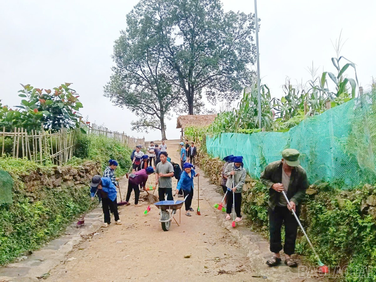 Nhân dân thôn Choản Thèn sửa lại cổng thôn và tổng vệ sinh làm sạch đường thôn. baolaocai-br_6.jpg