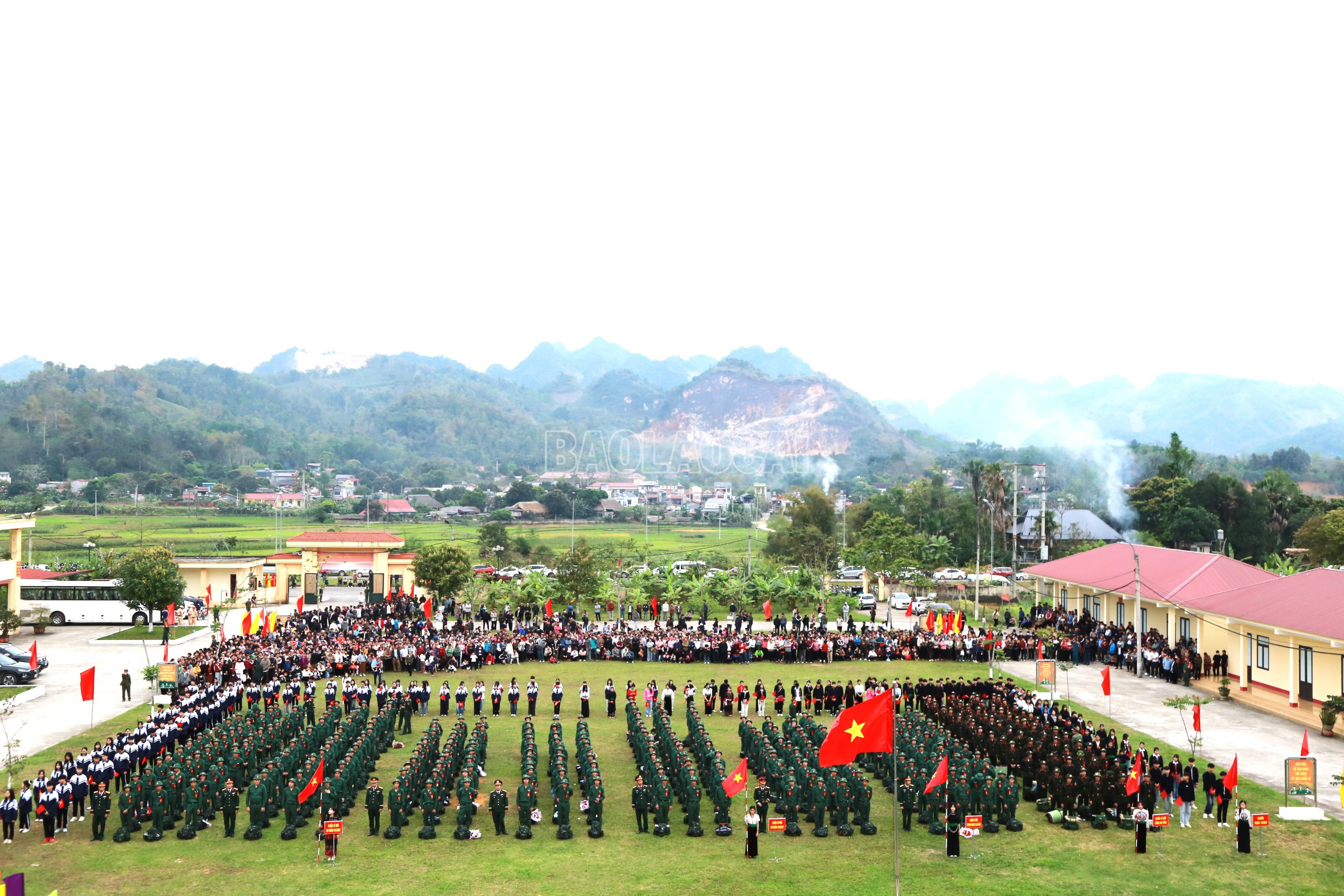 Quang cảnh lễ giao nhận quân tại xã Văn Bàn.