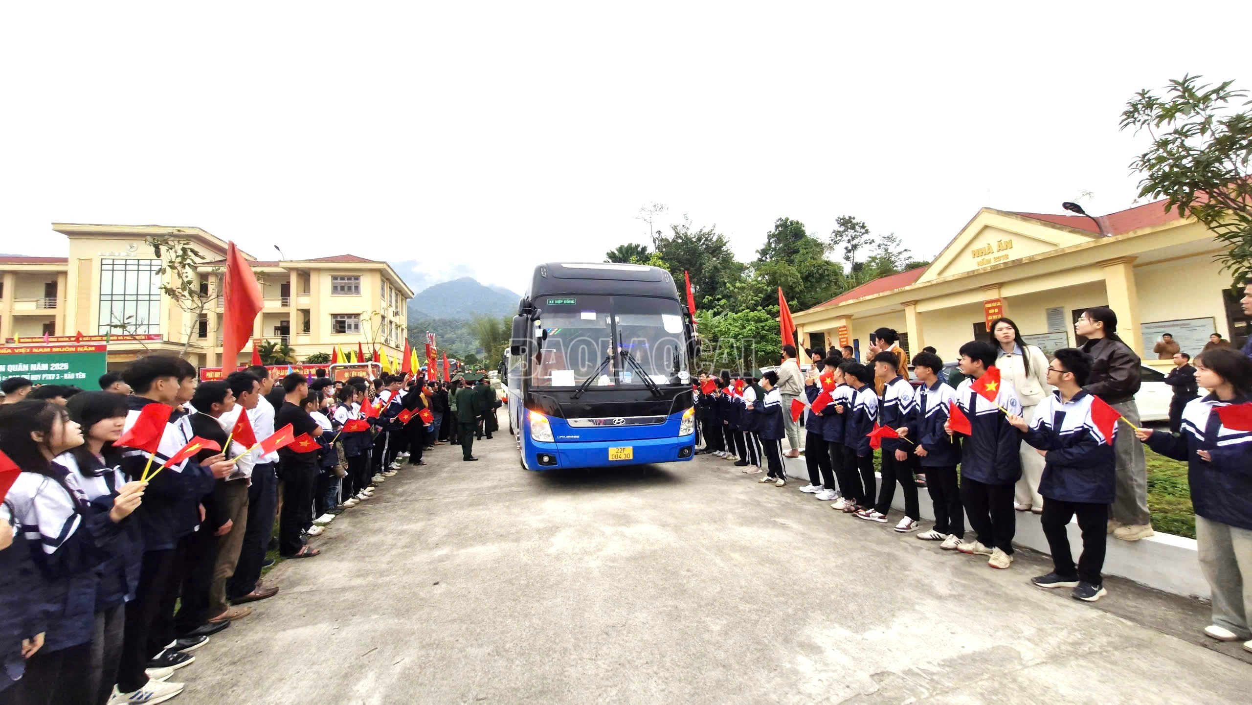 Đoàn xe chuyển bánh đưa tân binh lên đường đến đơn vị.
