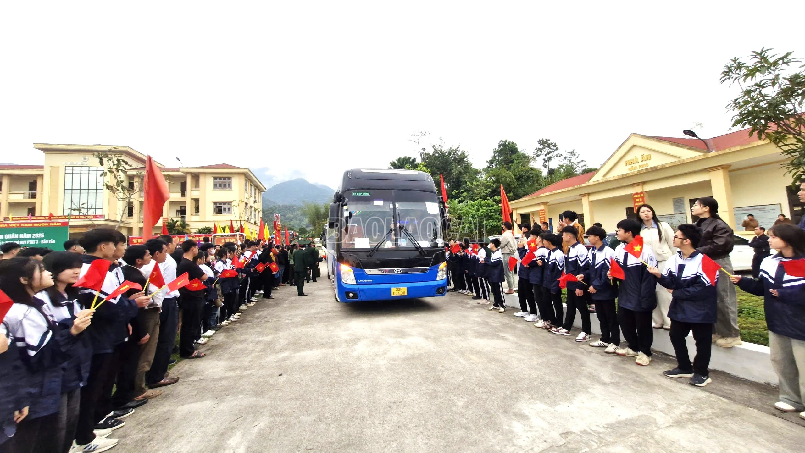 Đoàn xe chuyển bánh đưa tân binh lên đường đến đơn vị.