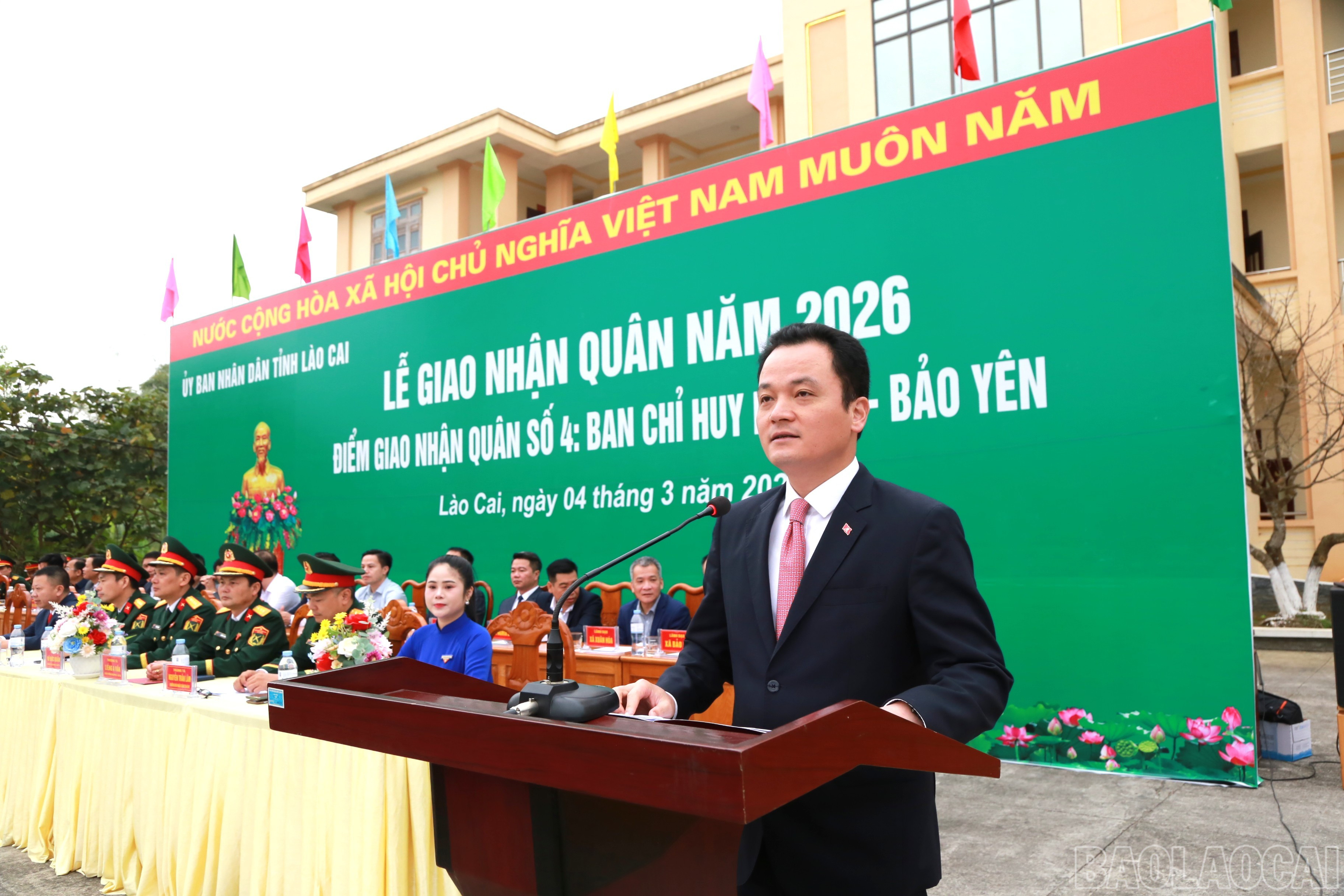 Đồng chí Giàng Quốc Hưng - Ủy viên Ban Thường vụ Tỉnh ủy, Trưởng Ban Nội chính Tỉnh ủy phát biểu giao nhiệm vụ cho các tân binh.